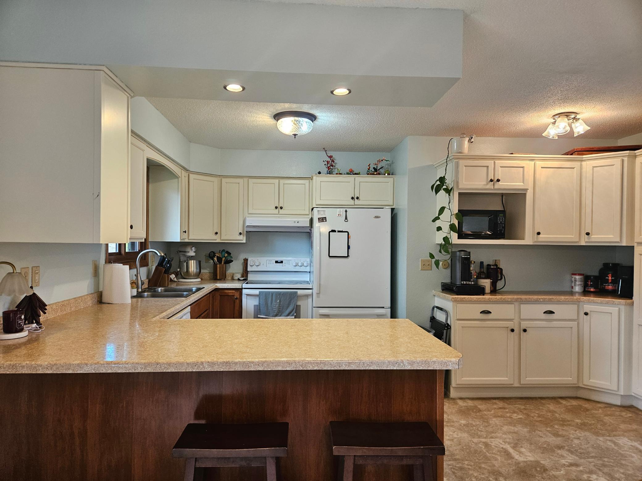 1985 single family home for sale at 319 3rd Street N in Wahpeton, ND — 4 bed, 3 bath (photo 6 of 30)
