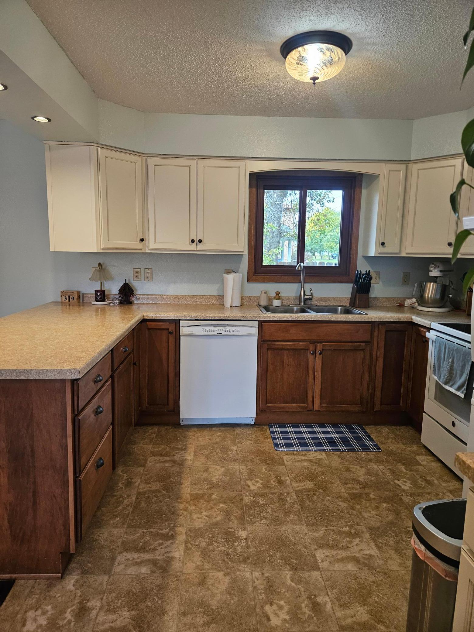 1985 single family home for sale at 319 3rd Street N in Wahpeton, ND — 4 bed, 3 bath (photo 7 of 30)
