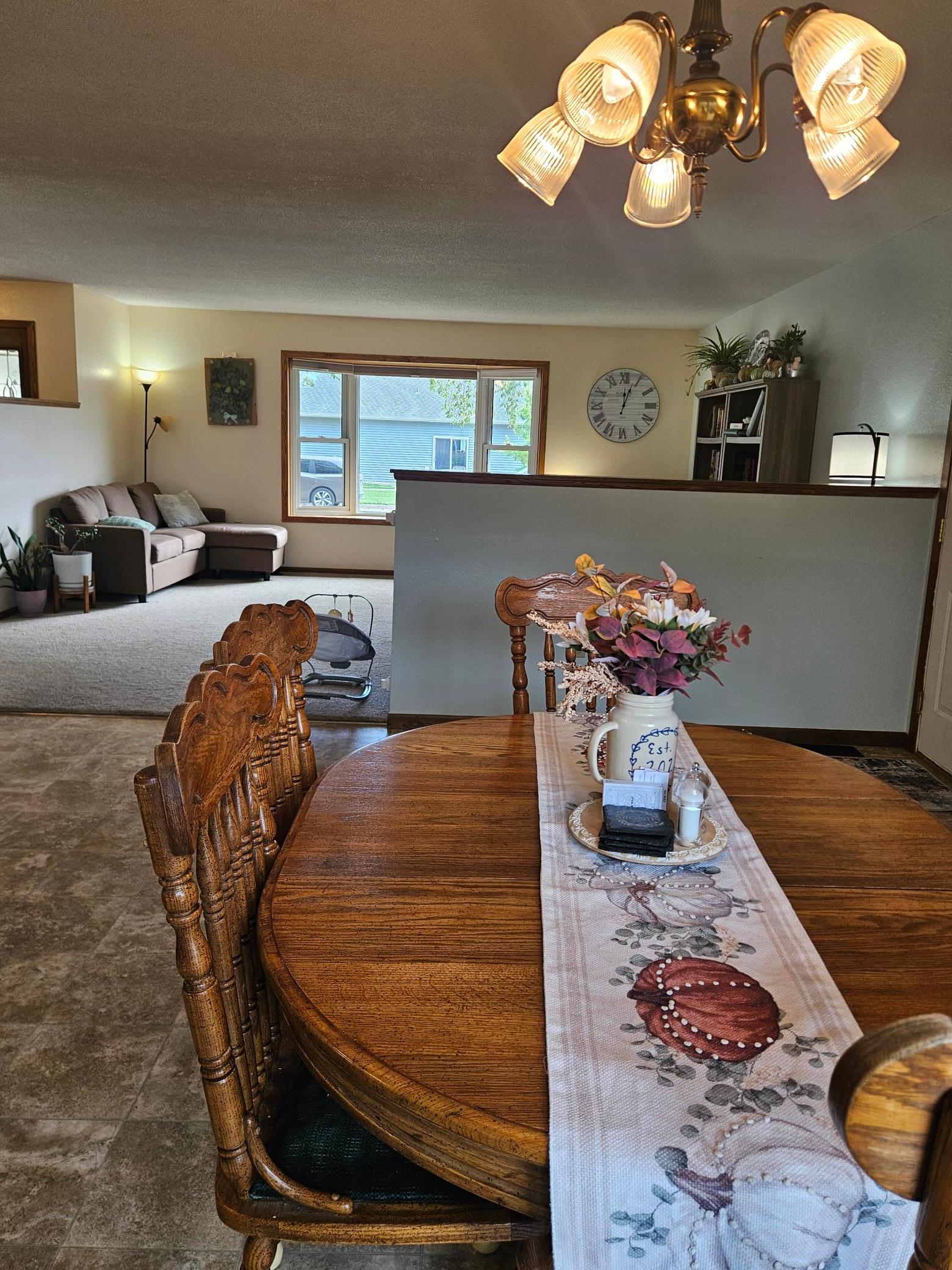 1985 single family home for sale at 319 3rd Street N in Wahpeton, ND — 4 bed, 3 bath (photo 9 of 30)