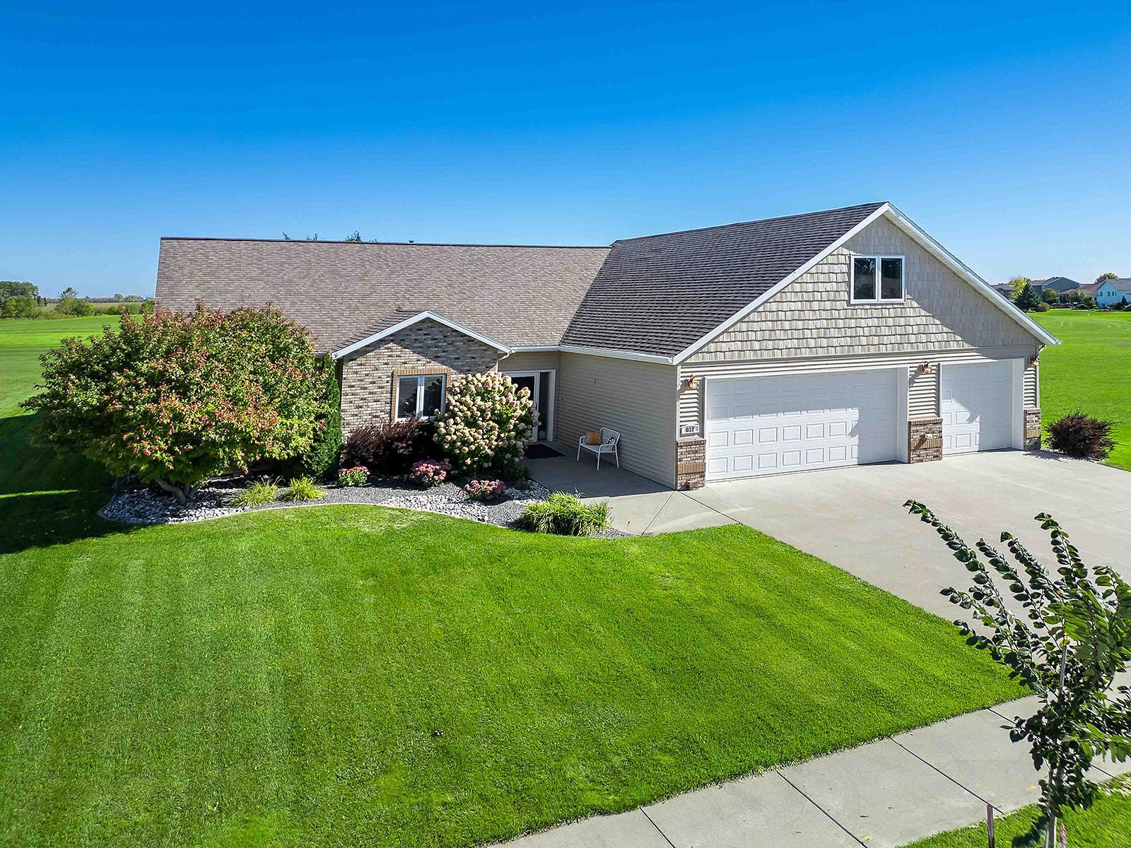 2007 single family home for sale at 812 S 36th Street S in Moorhead, MN — 4 bed, 3 bath (photo 2 of 58)