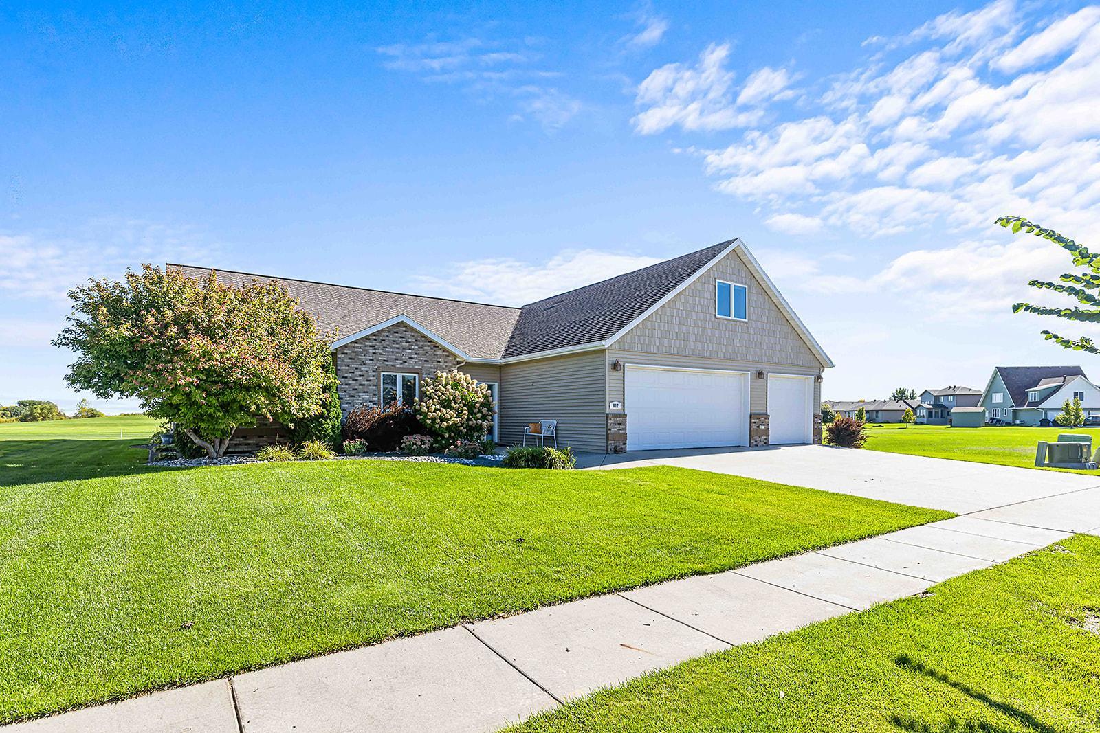 2007 single family home for sale at 812 S 36th Street S in Moorhead, MN — 4 bed, 3 bath (photo 3 of 58)