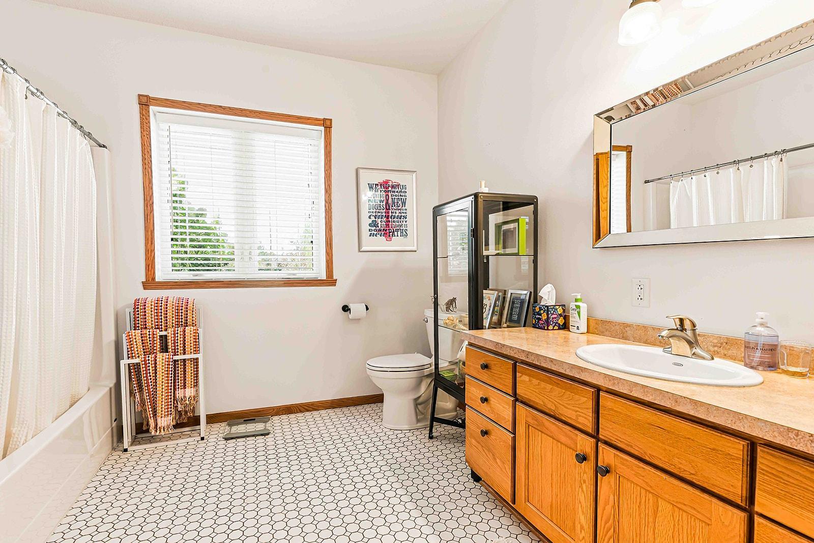 2007 single family home for sale at 812 S 36th Street S in Moorhead, MN — 4 bed, 3 bath (photo 32 of 58)