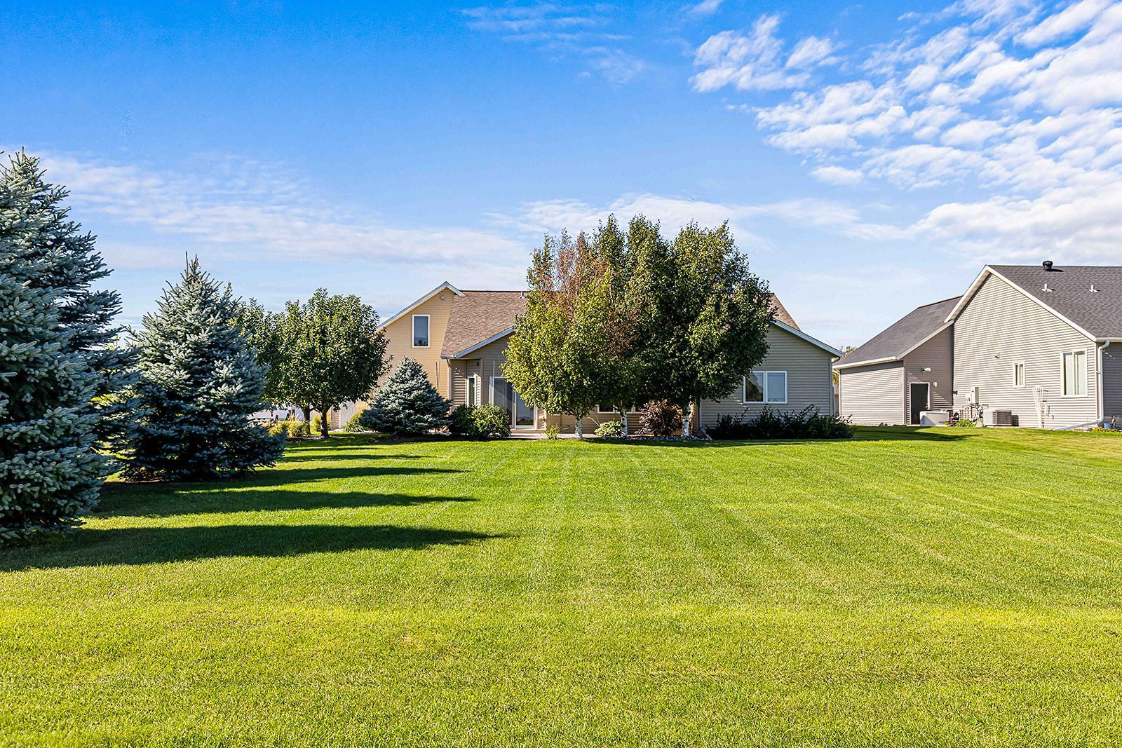 2007 single family home for sale at 812 S 36th Street S in Moorhead, MN — 4 bed, 3 bath (photo 5 of 58)