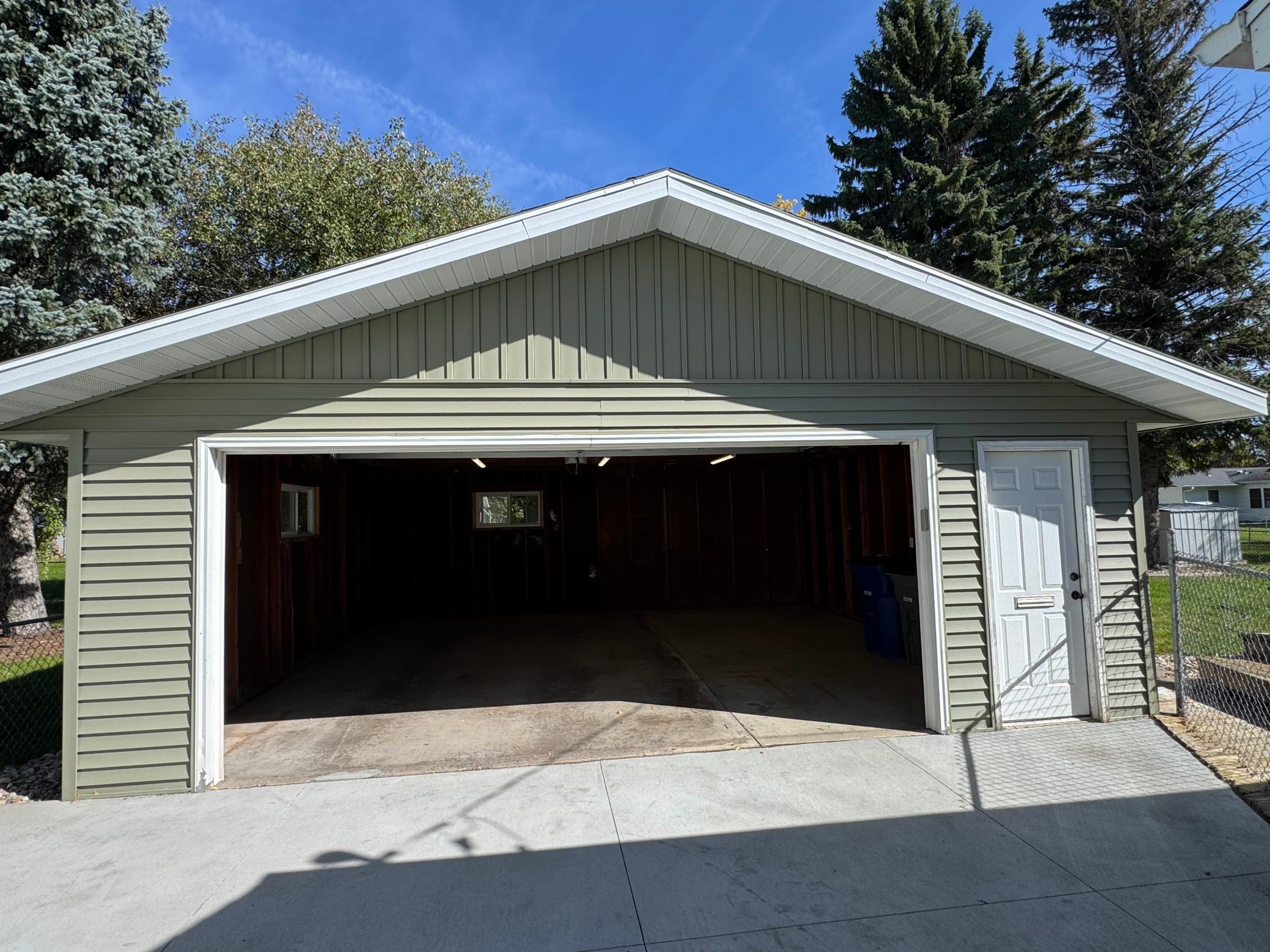 1960 single family home for sale at 510 Birch Lane in Moorhead, MN — 4 bed, 2 bath (photo 27 of 30)