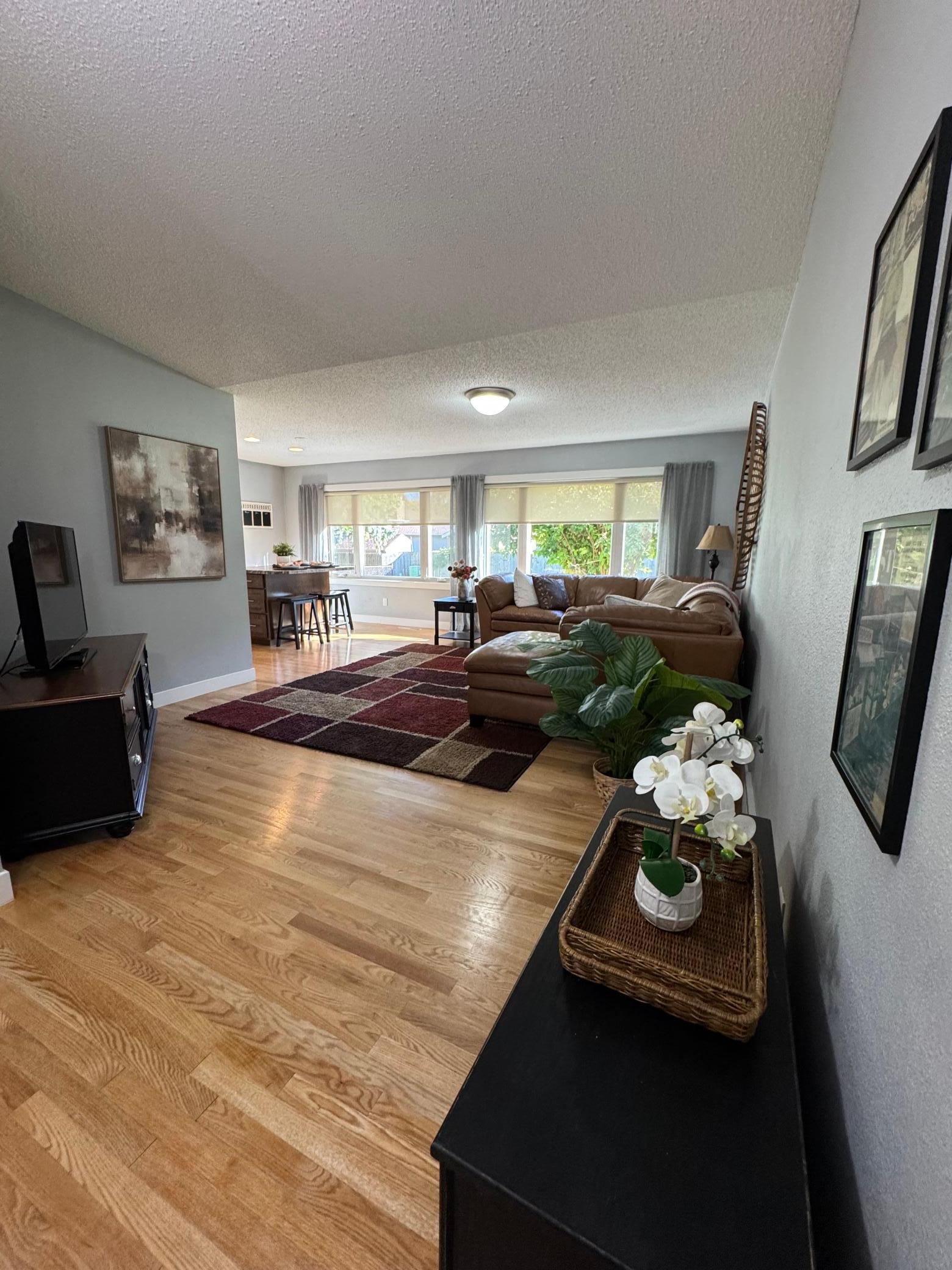 1977 single family home for sale at 101 37th Avenue S in Moorhead, MN — 5 bed, 4 bath (photo 2 of 39)