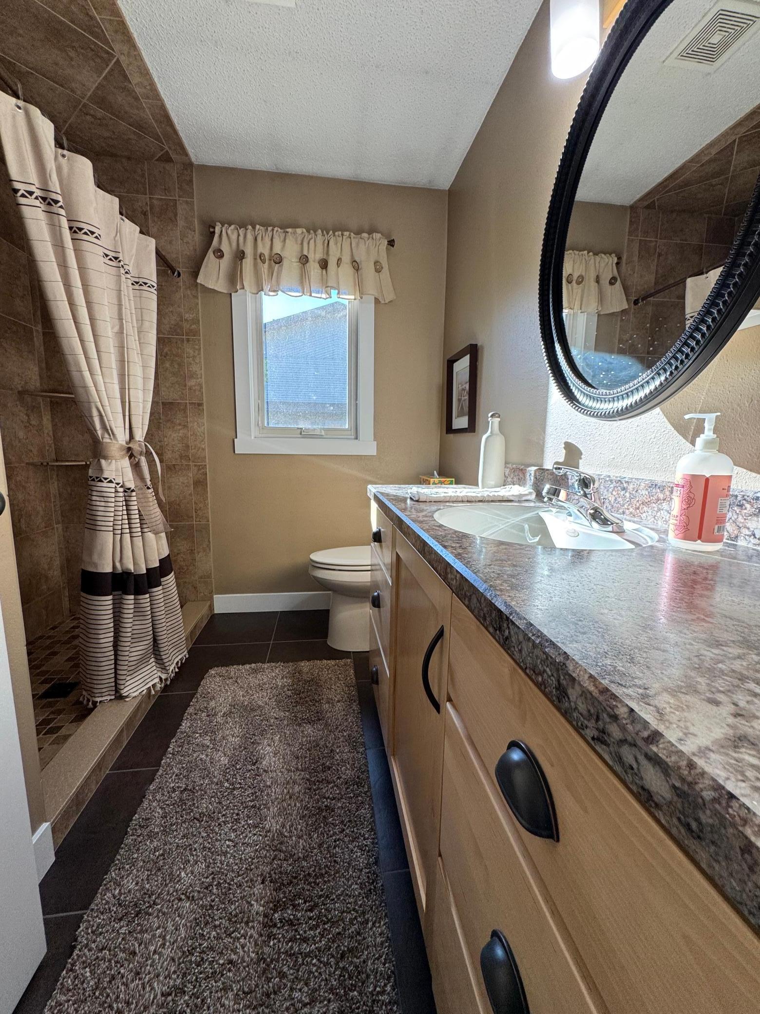 1977 single family home for sale at 101 37th Avenue S in Moorhead, MN — 5 bed, 4 bath (photo 13 of 39)