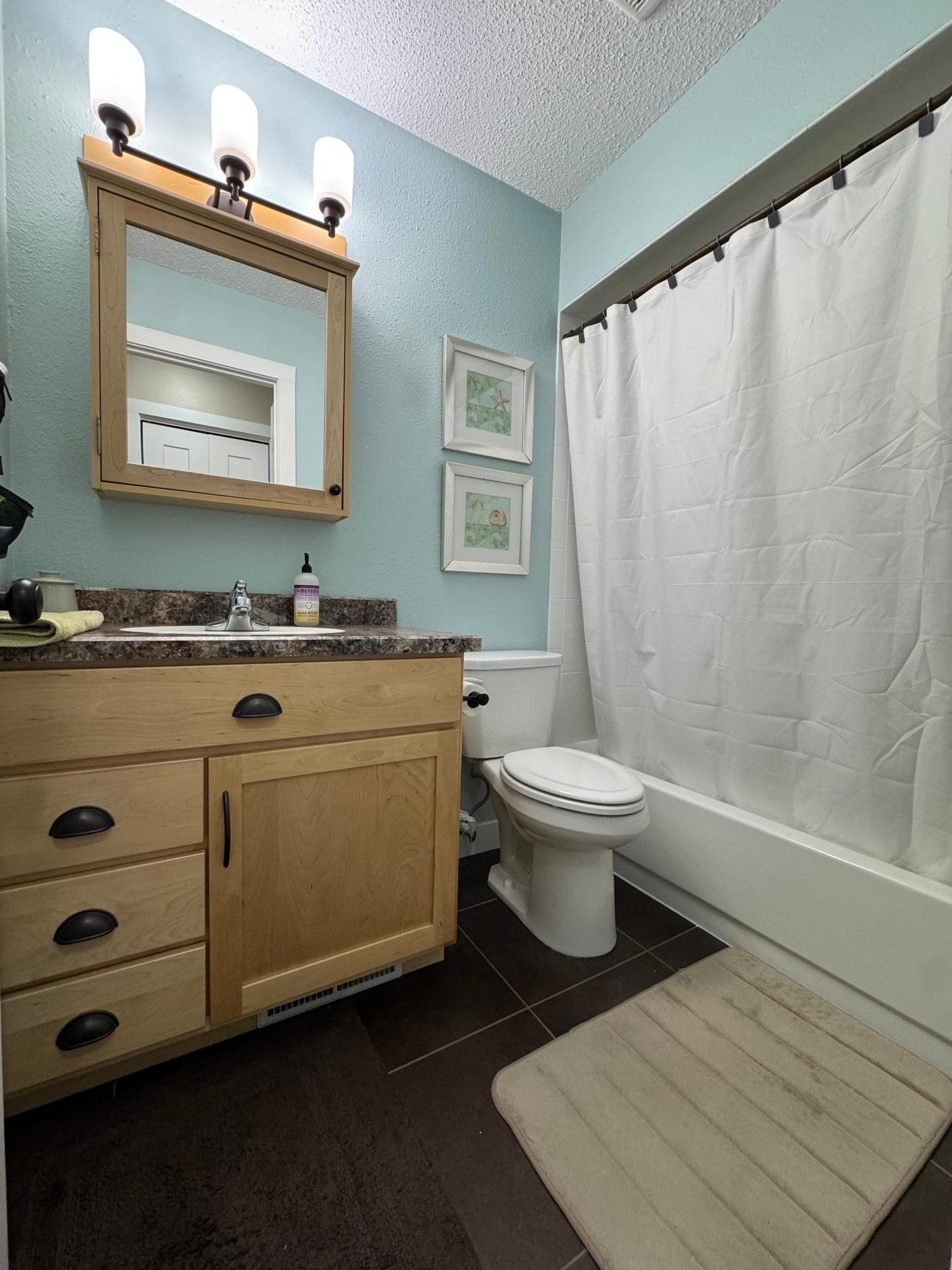 1977 single family home for sale at 101 37th Avenue S in Moorhead, MN — 5 bed, 4 bath (photo 17 of 39)
