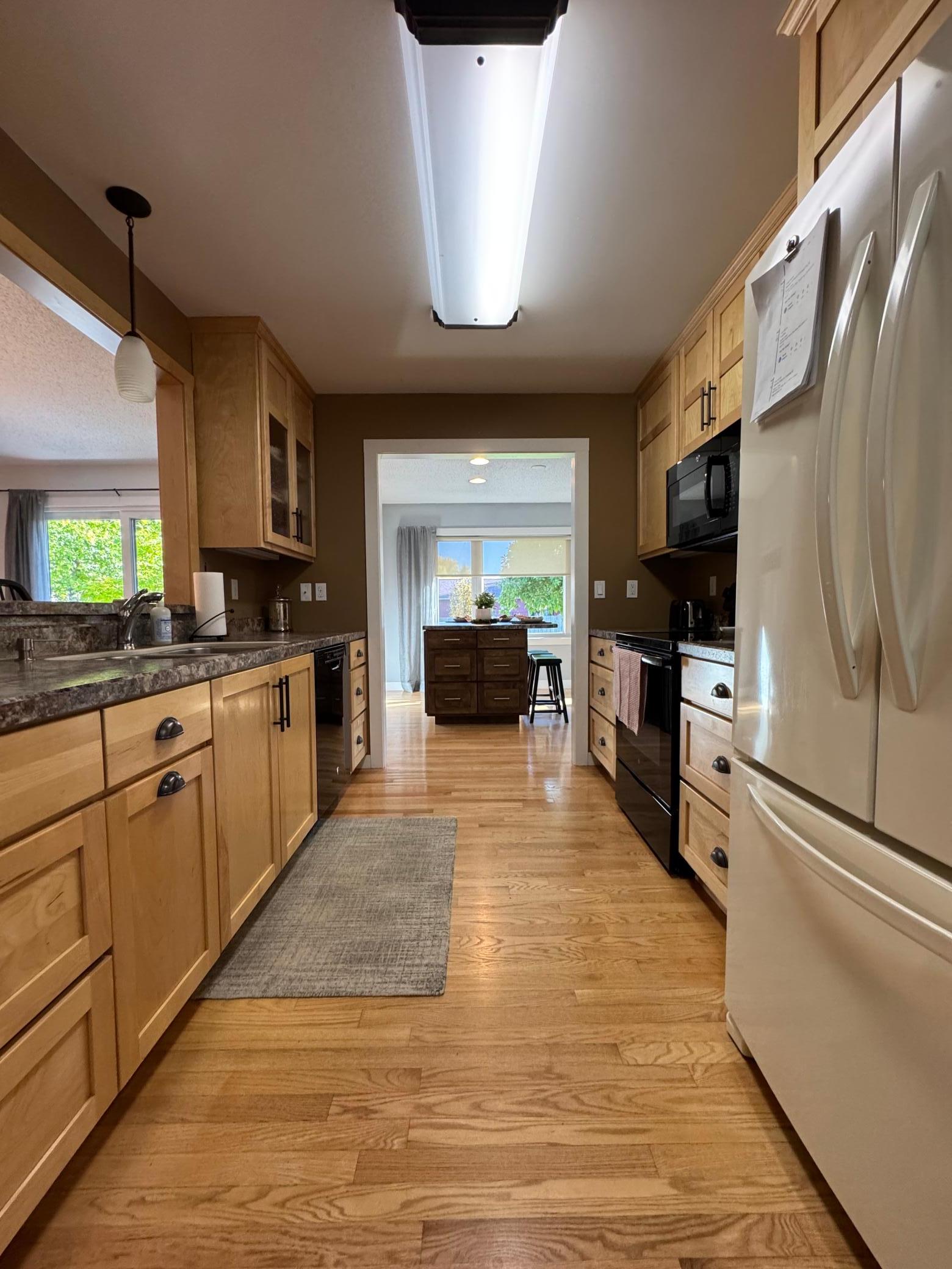 1977 single family home for sale at 101 37th Avenue S in Moorhead, MN — 5 bed, 4 bath (photo 3 of 39)