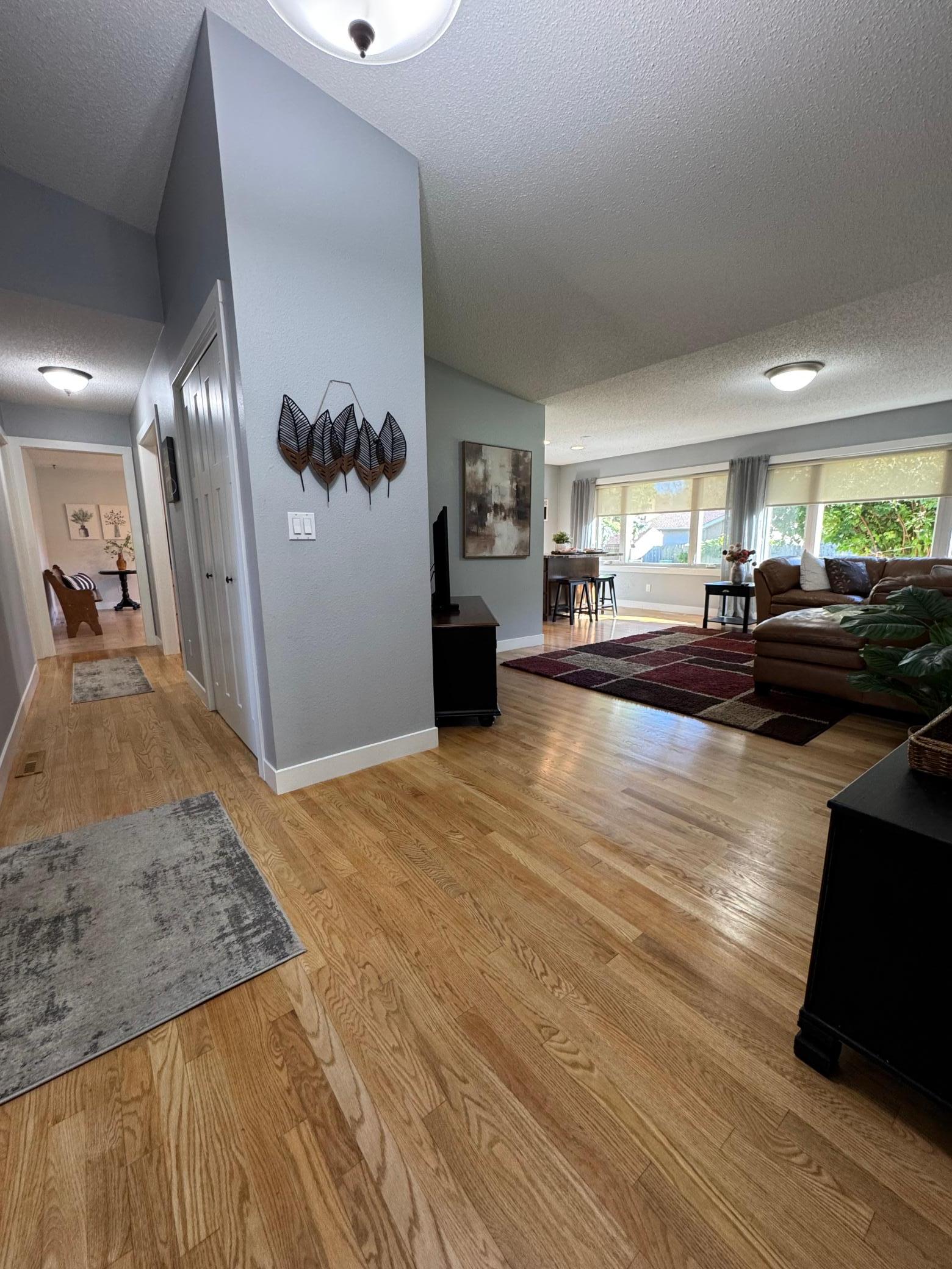 1977 single family home for sale at 101 37th Avenue S in Moorhead, MN — 5 bed, 4 bath (photo 4 of 39)