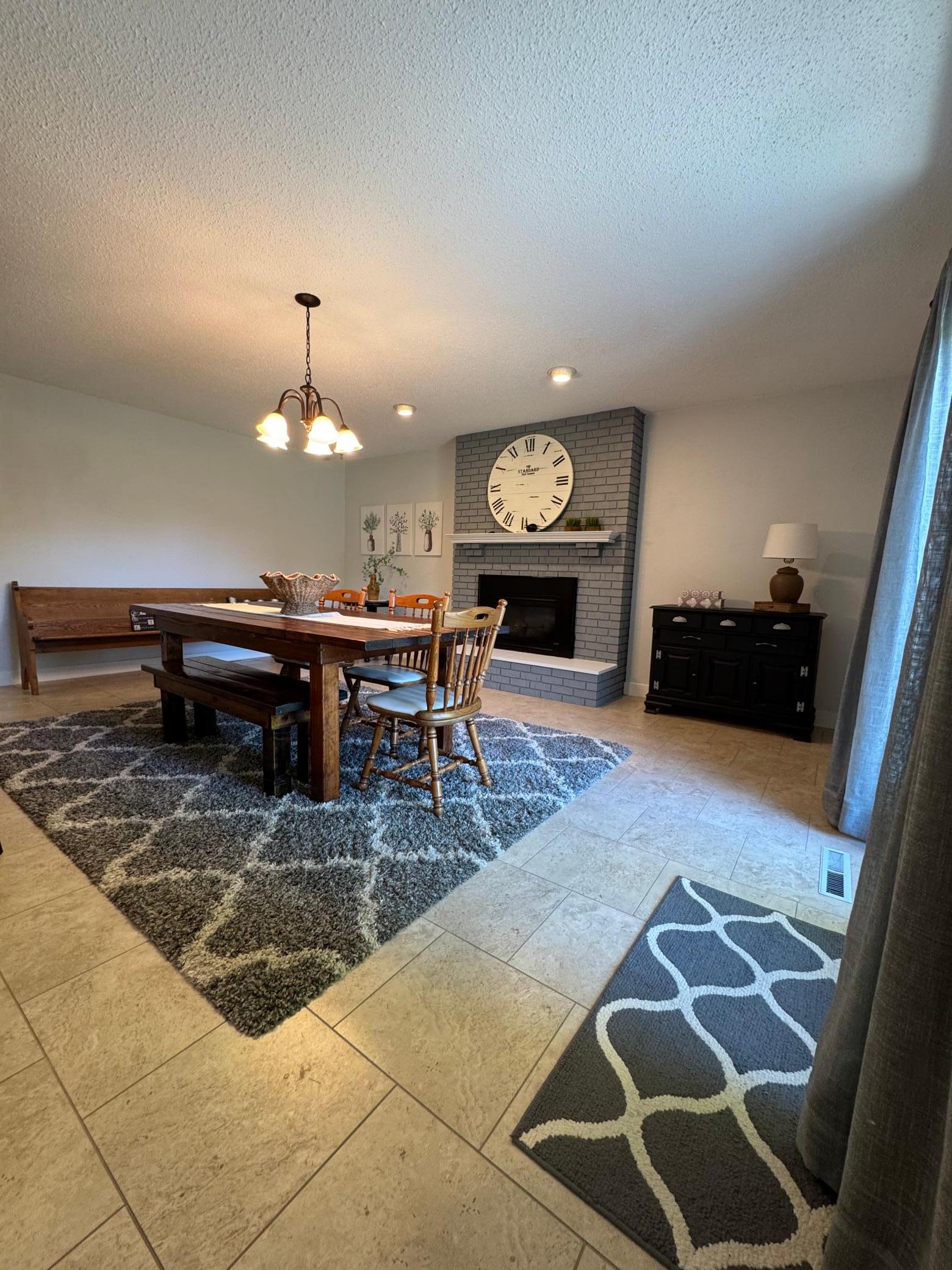 1977 single family home for sale at 101 37th Avenue S in Moorhead, MN — 5 bed, 4 bath (photo 5 of 39)