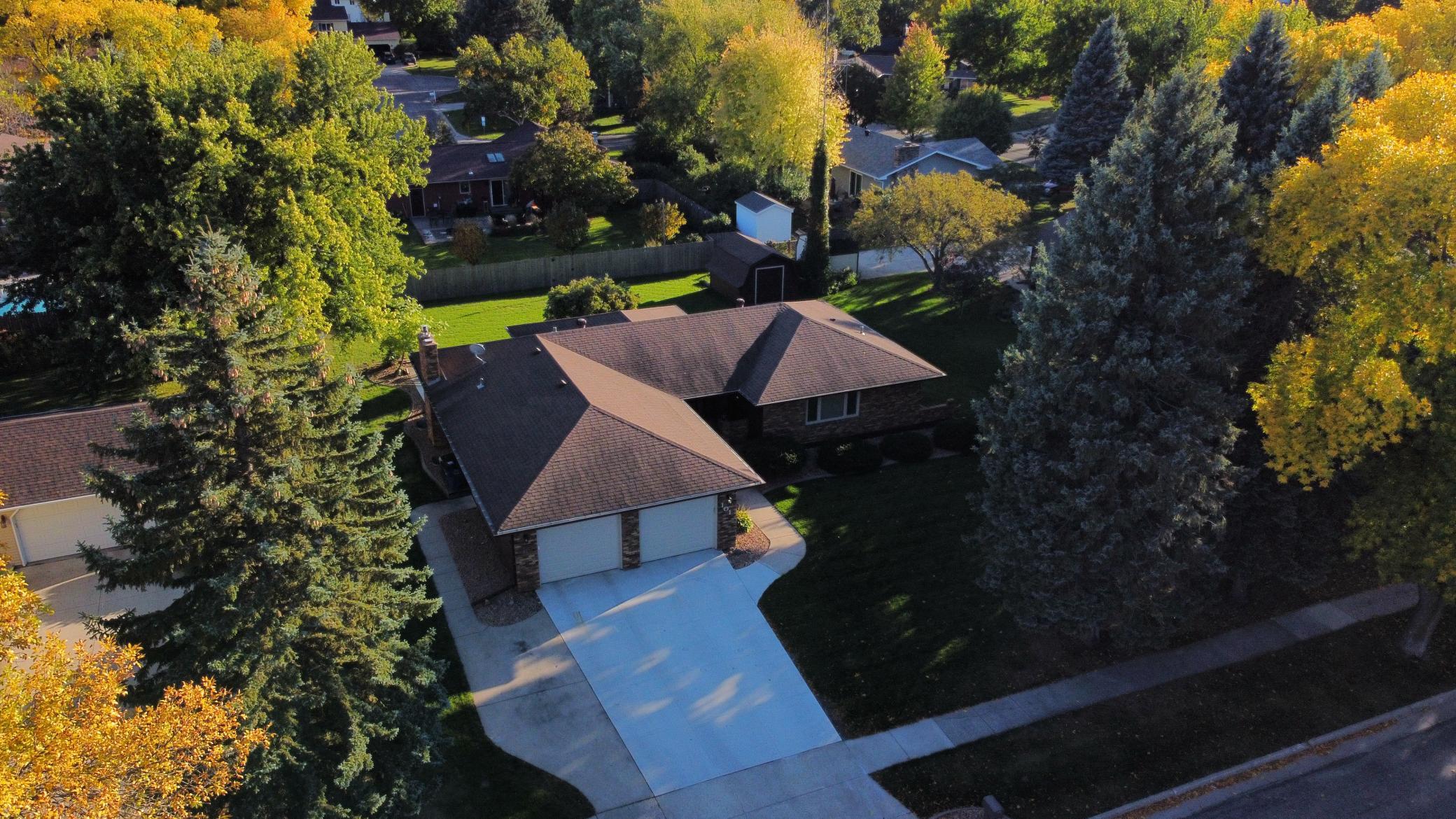 1977 single family home for sale at 101 37th Avenue S in Moorhead, MN — 5 bed, 4 bath (photo 8 of 39)