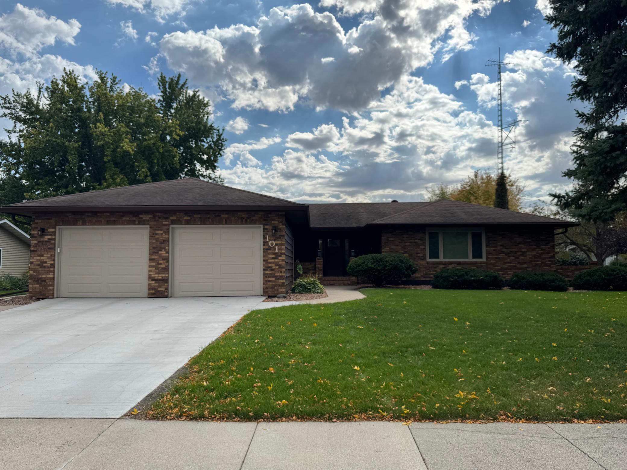 1977 single family home for sale at 101 37th Avenue S in Moorhead, MN — 5 bed, 4 bath