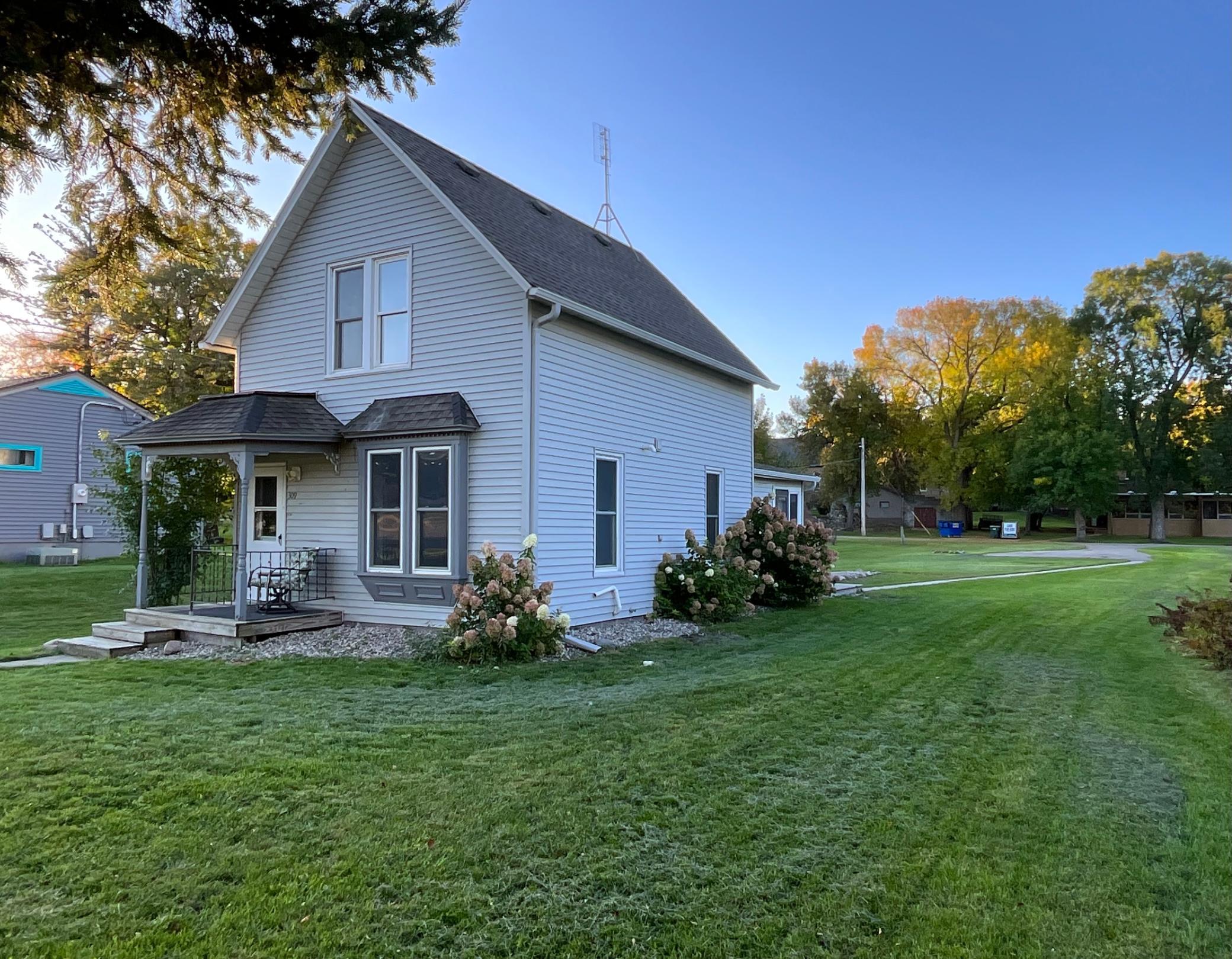 1900 single family home for sale at 309 W Nokomis Street in Osakis, MN — 3 bed, 1 bath (photo 2 of 19)