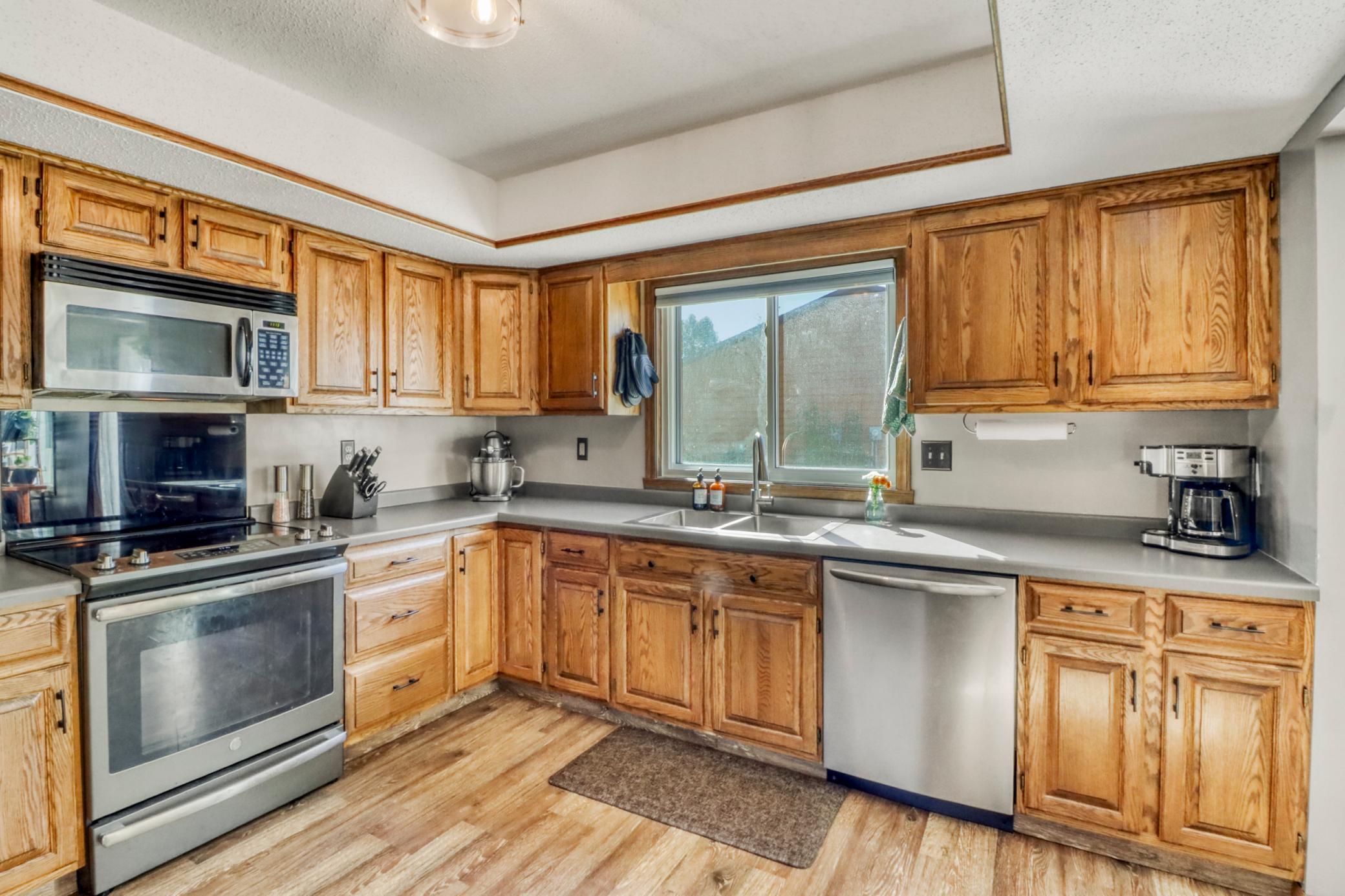 1985 twin home for sale at 2306 26 1/2 Court S in Fargo, ND — 3 bed, 3 bath (photo 17 of 47)