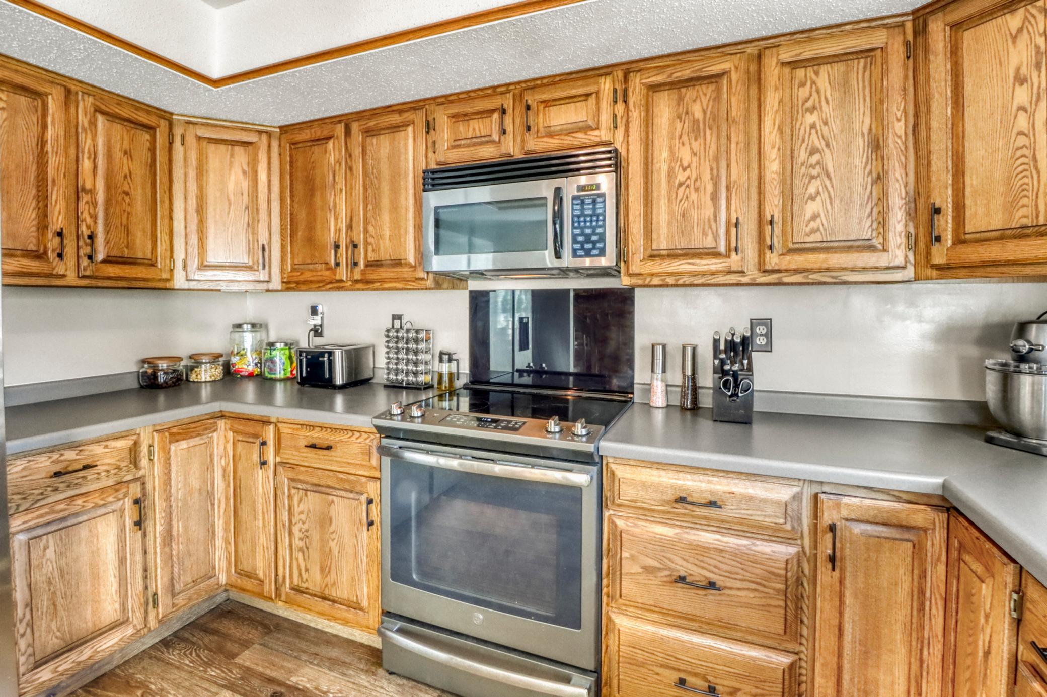 1985 twin home for sale at 2306 26 1/2 Court S in Fargo, ND — 3 bed, 3 bath (photo 18 of 47)