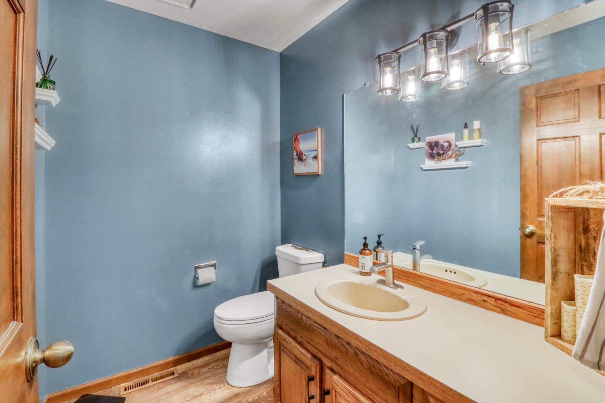 1985 twin home for sale at 2306 26 1/2 Court S in Fargo, ND — 3 bed, 3 bath (photo 21 of 47)