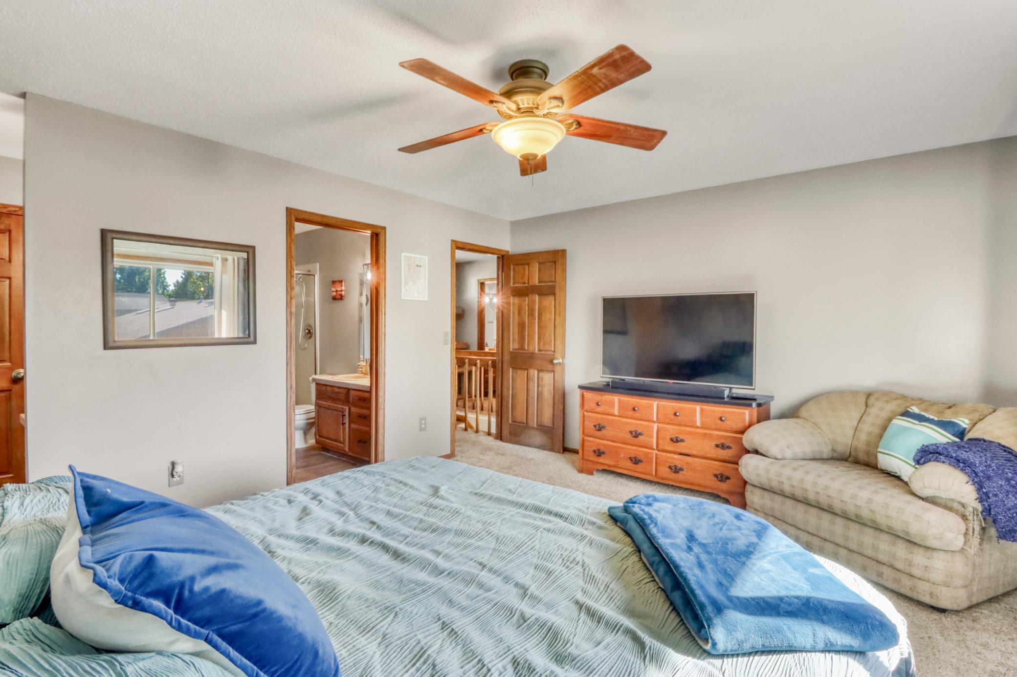 1985 twin home for sale at 2306 26 1/2 Court S in Fargo, ND — 3 bed, 3 bath (photo 4 of 47)