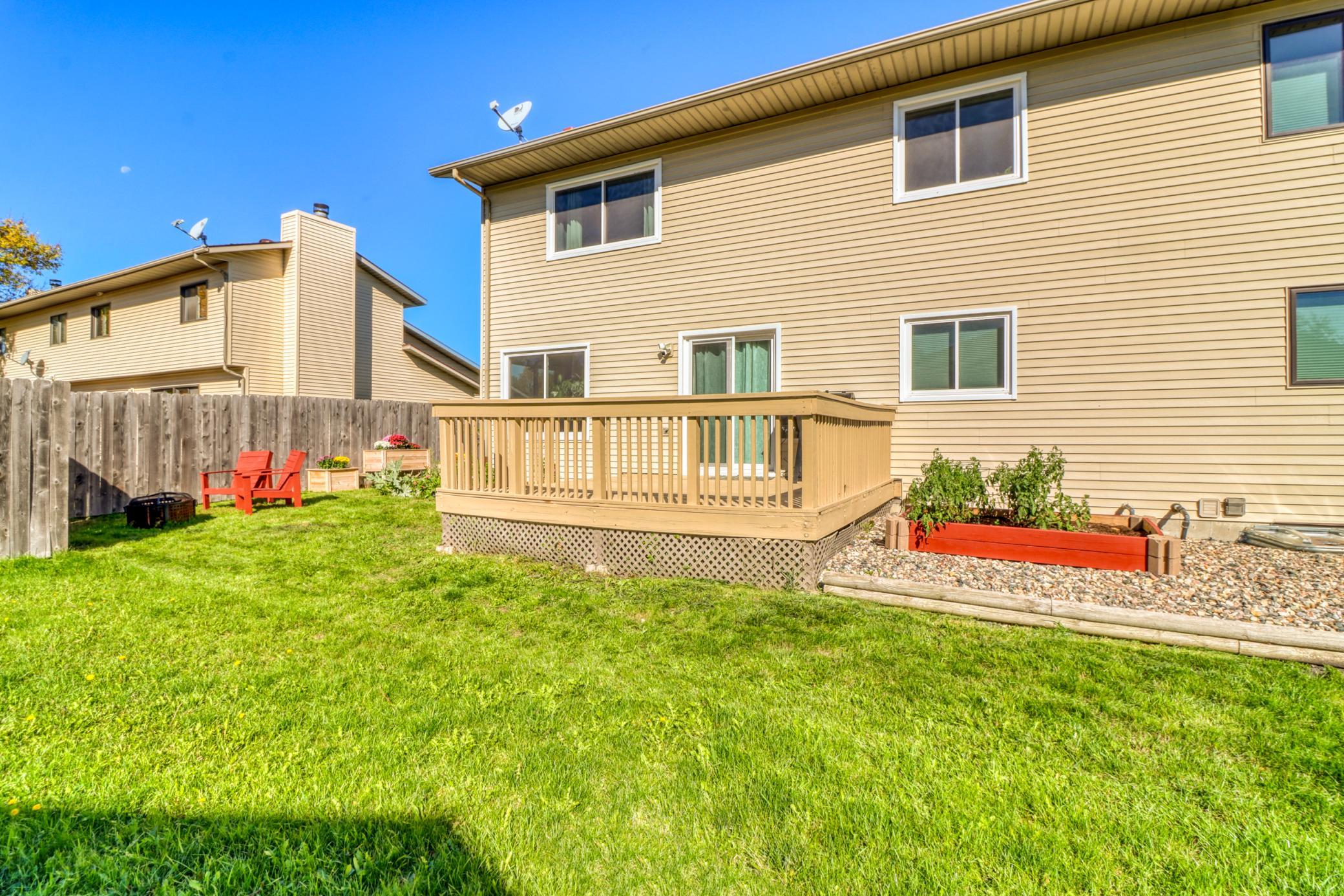 1985 twin home for sale at 2306 26 1/2 Court S in Fargo, ND — 3 bed, 3 bath (photo 5 of 47)