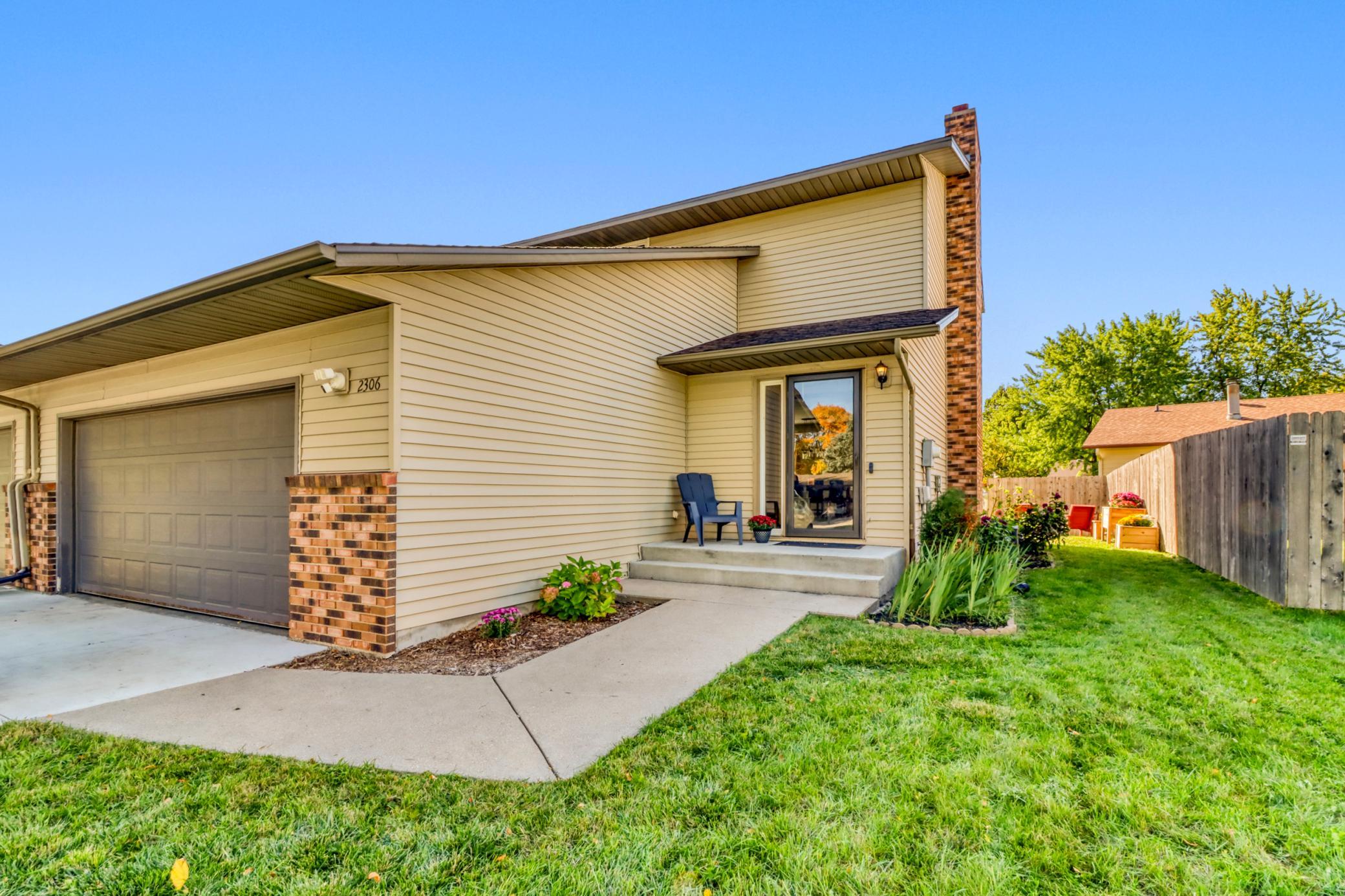 1985 twin home for sale at 2306 26 1/2 Court S in Fargo, ND — 3 bed, 3 bath (photo 6 of 47)