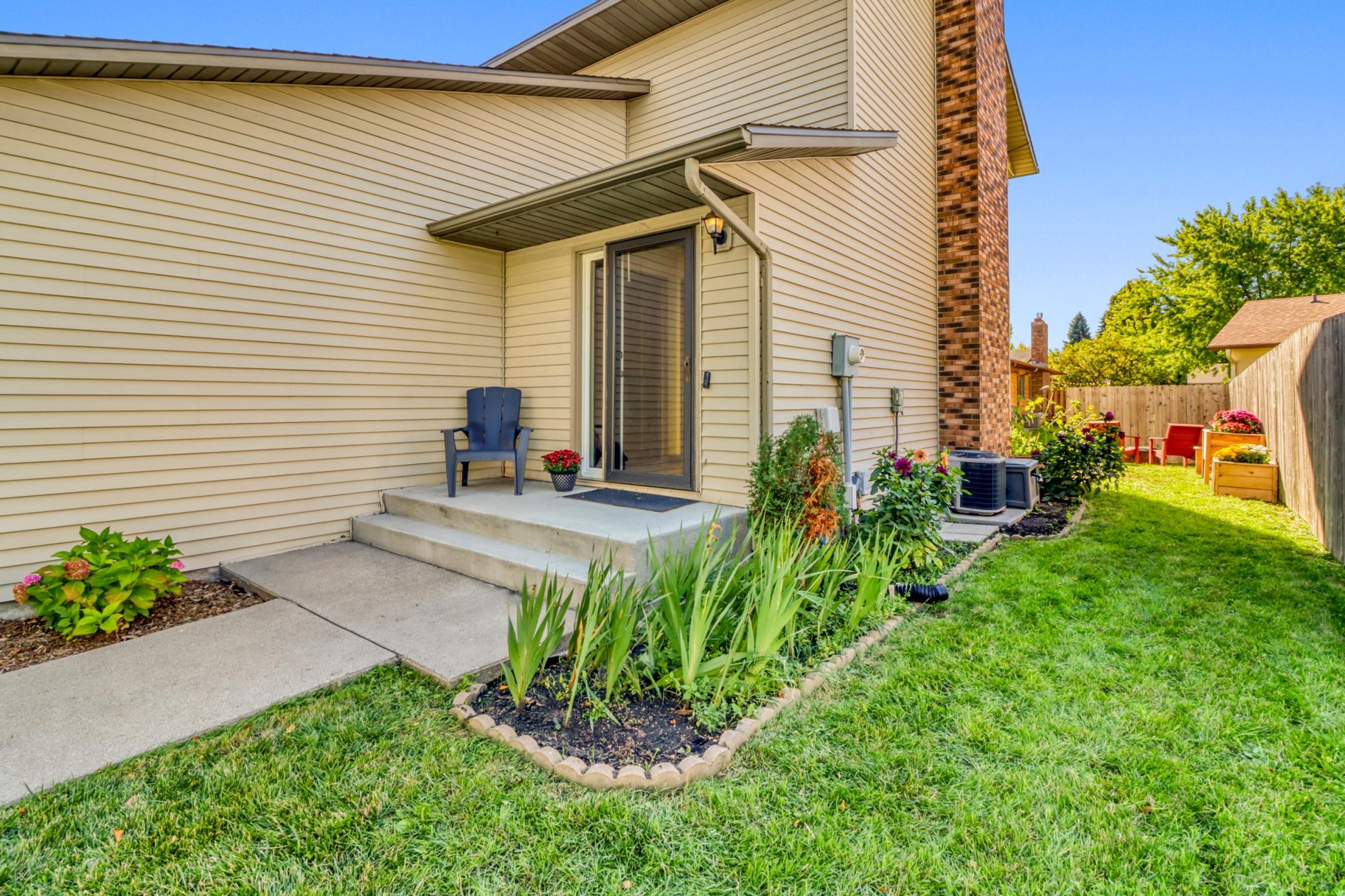 1985 twin home for sale at 2306 26 1/2 Court S in Fargo, ND — 3 bed, 3 bath (photo 8 of 47)