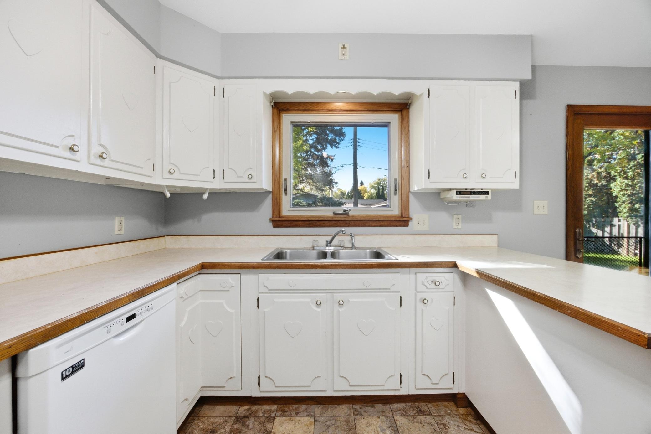 1961 single family home for sale at 90 Cedar Avenue N in Fargo, ND — 4 bed, 2 bath (photo 13 of 47)