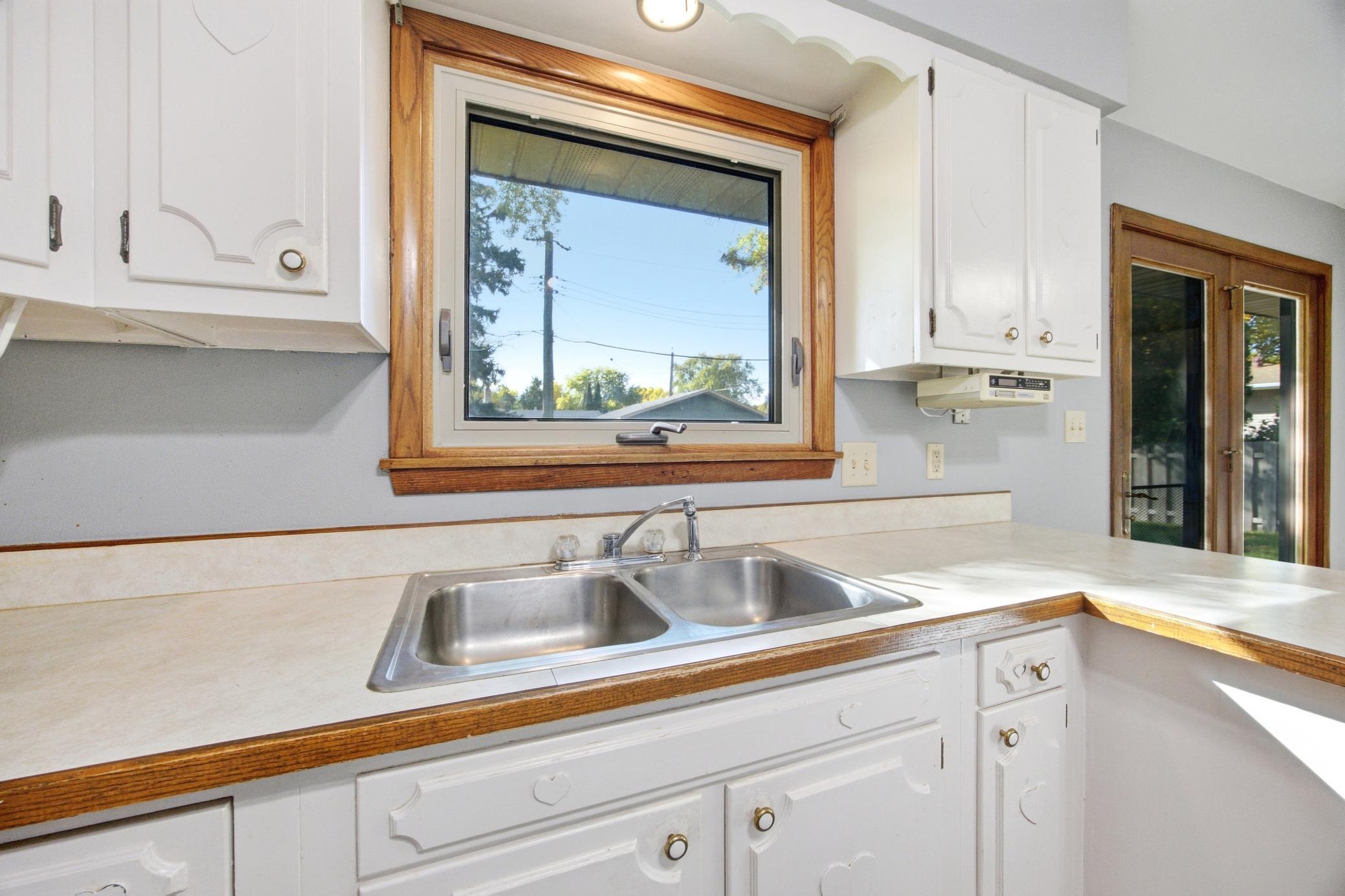 1961 single family home for sale at 90 Cedar Avenue N in Fargo, ND — 4 bed, 2 bath (photo 14 of 47)