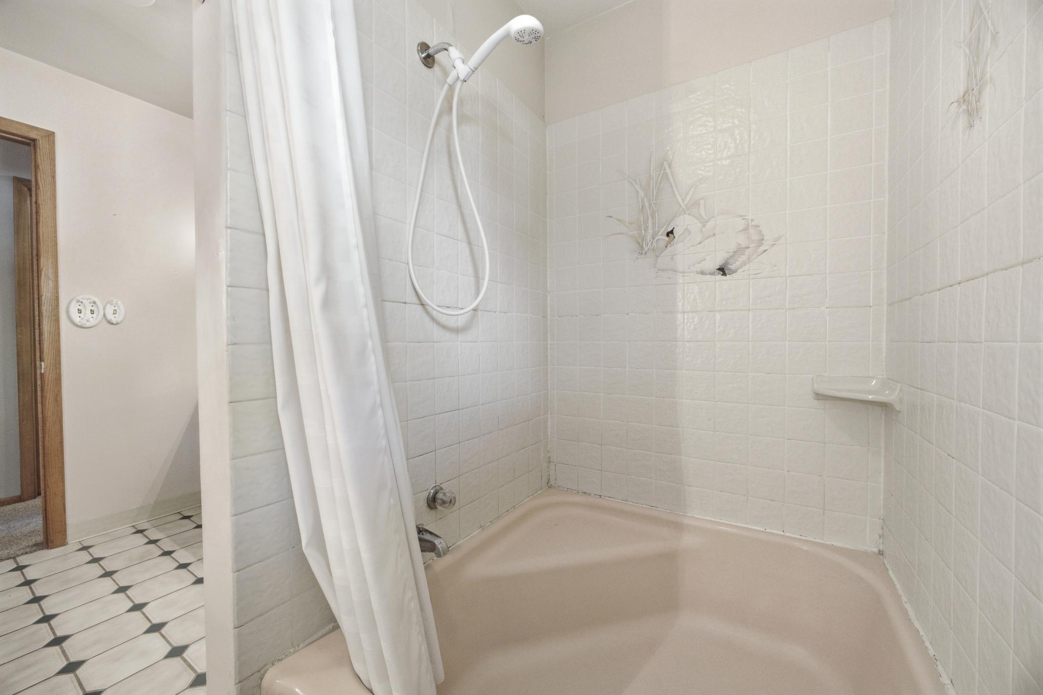 1961 single family home for sale at 90 Cedar Avenue N in Fargo, ND — 4 bed, 2 bath (photo 24 of 47)