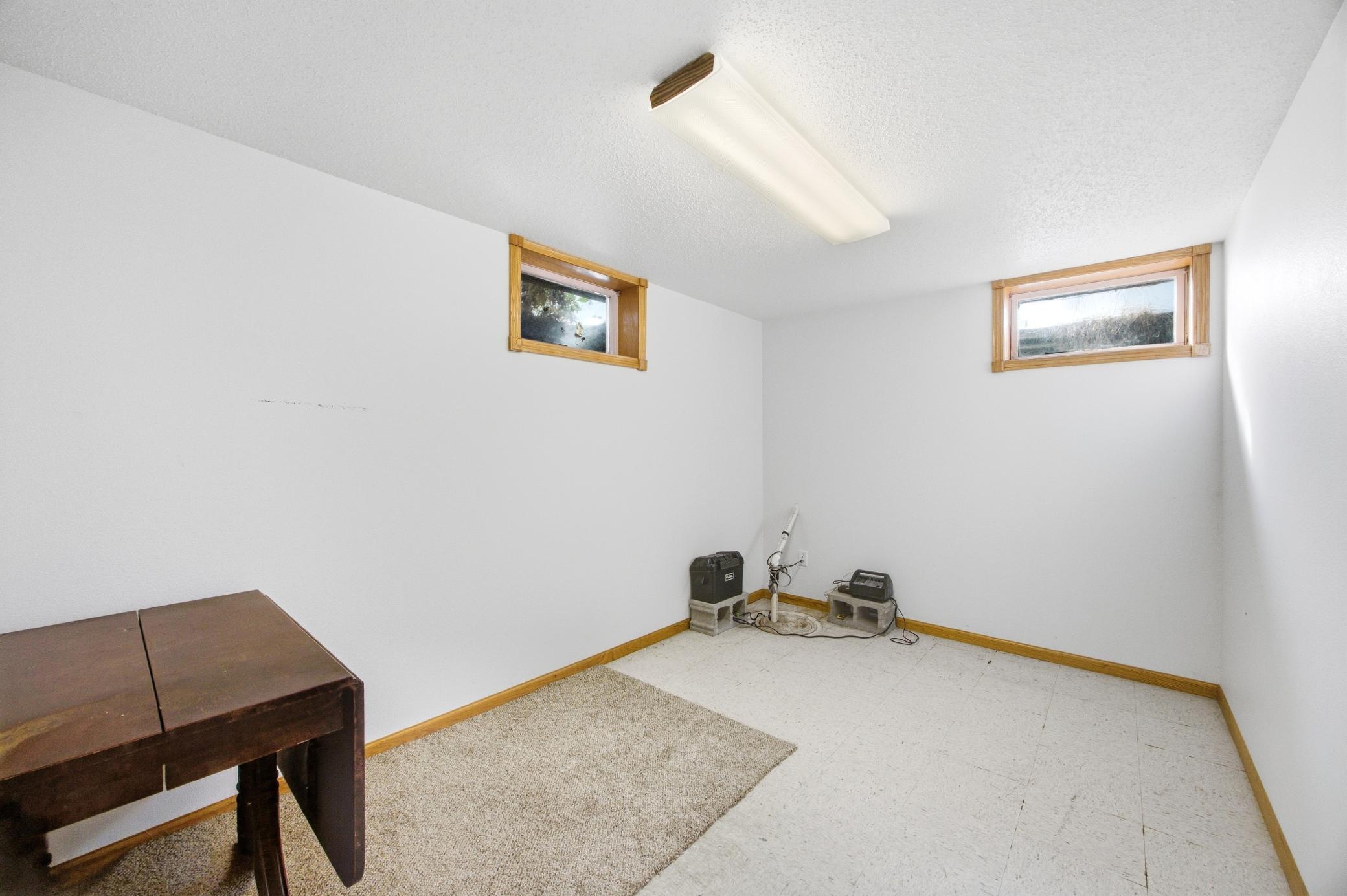 1961 single family home for sale at 90 Cedar Avenue N in Fargo, ND — 4 bed, 2 bath (photo 39 of 47)