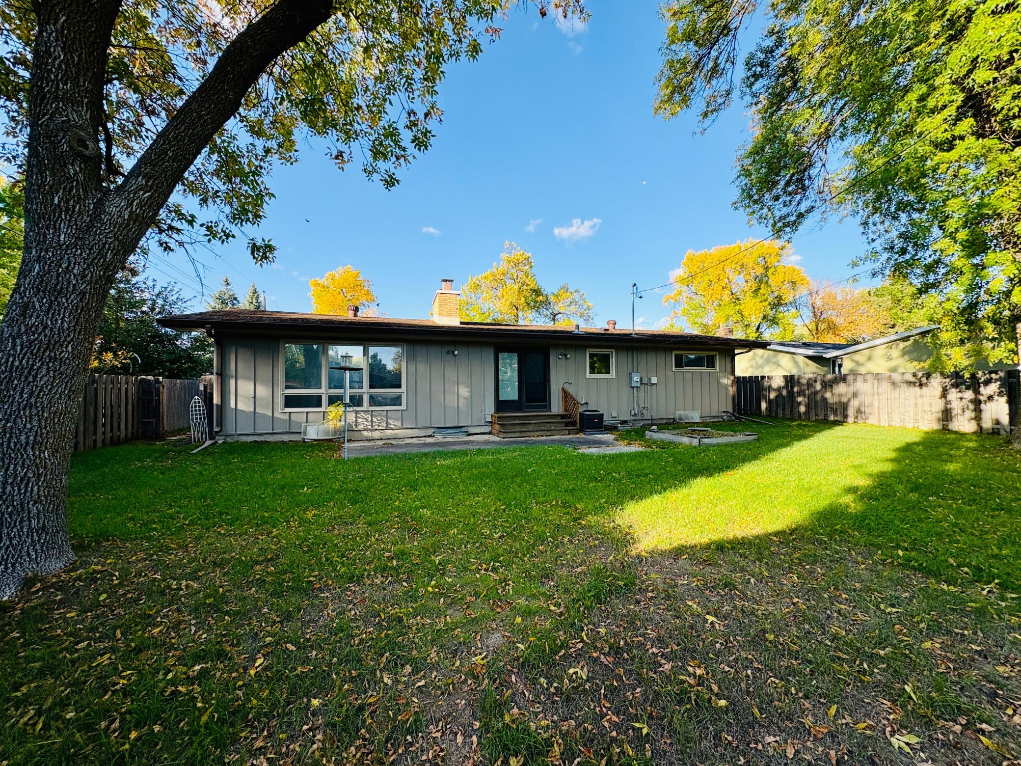 1961 single family home for sale at 90 Cedar Avenue N in Fargo, ND — 4 bed, 2 bath (photo 41 of 47)