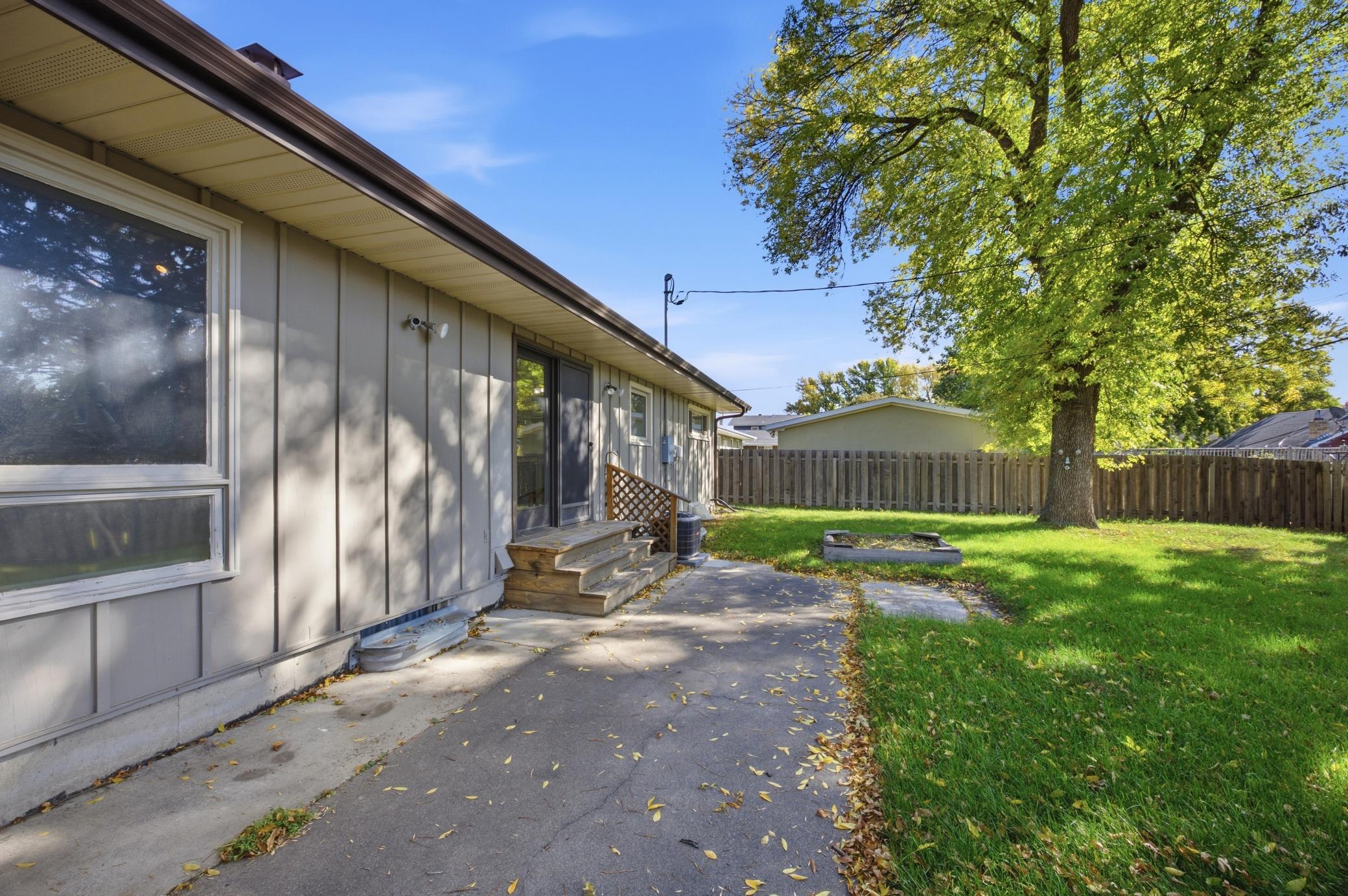 1961 single family home for sale at 90 Cedar Avenue N in Fargo, ND — 4 bed, 2 bath (photo 43 of 47)