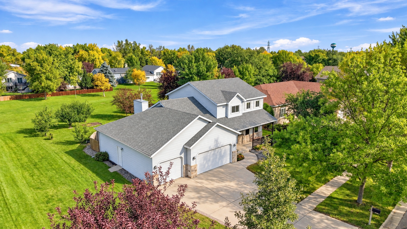 1993 single family home for sale at 1014 Sommerset Drive in West Fargo, ND — 5 bed, 3 bath (photo 2 of 36)
