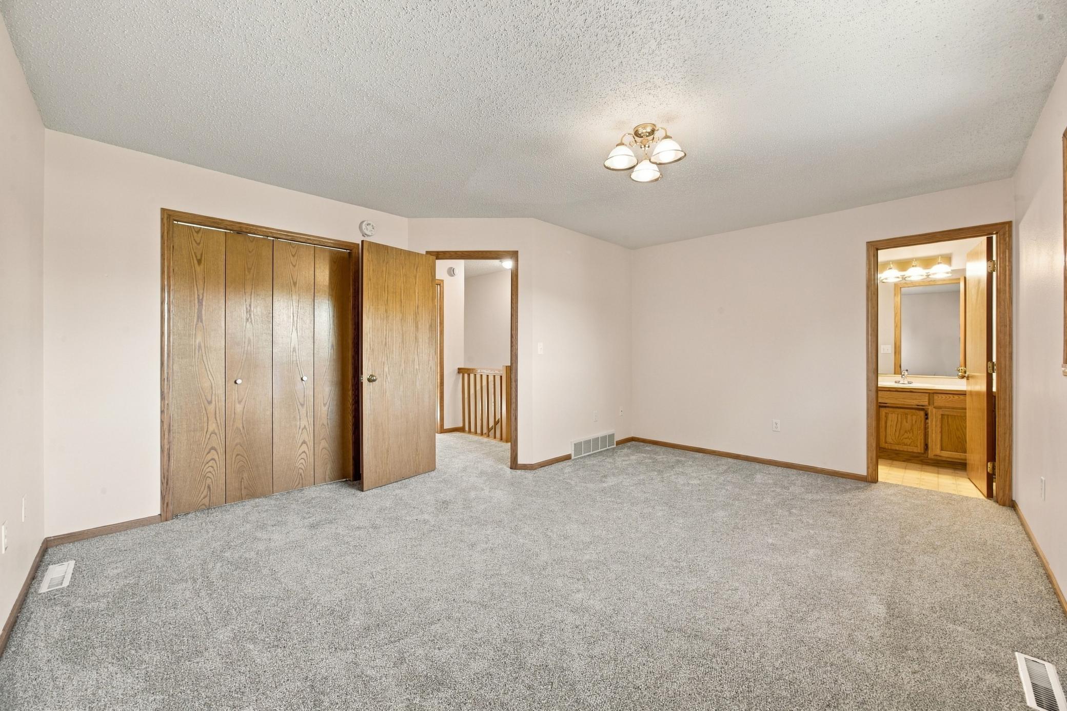 1993 single family home for sale at 1014 Sommerset Drive in West Fargo, ND — 5 bed, 3 bath (photo 11 of 36)
