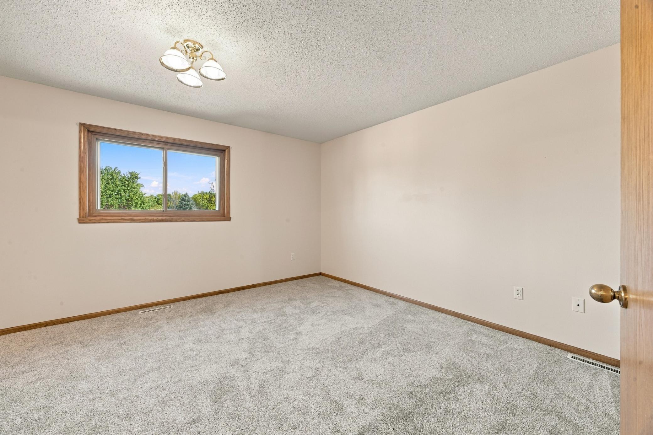 1993 single family home for sale at 1014 Sommerset Drive in West Fargo, ND — 5 bed, 3 bath (photo 12 of 36)