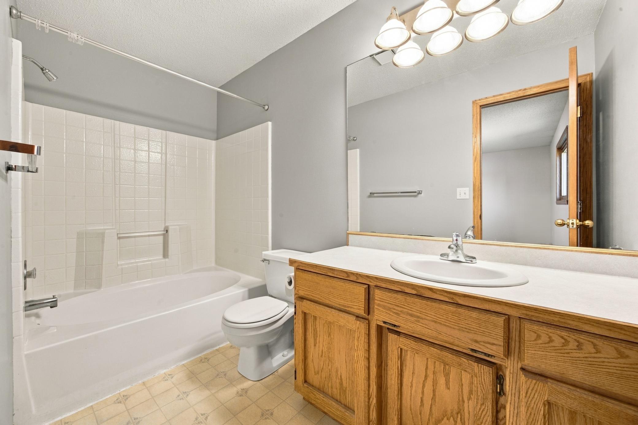 1993 single family home for sale at 1014 Sommerset Drive in West Fargo, ND — 5 bed, 3 bath (photo 13 of 36)