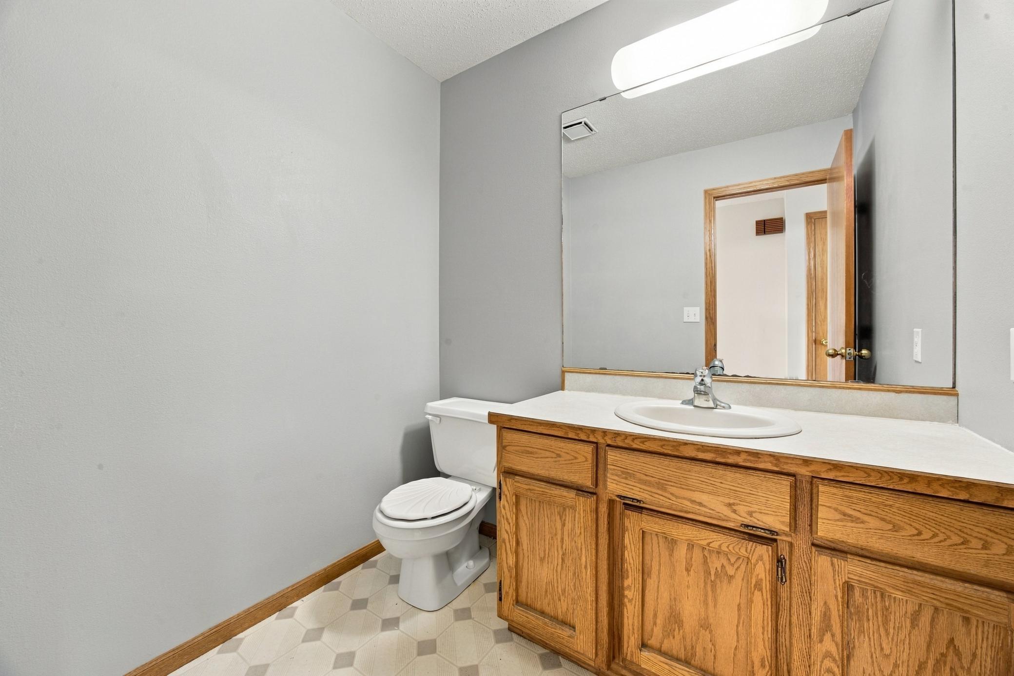 1993 single family home for sale at 1014 Sommerset Drive in West Fargo, ND — 5 bed, 3 bath (photo 14 of 36)