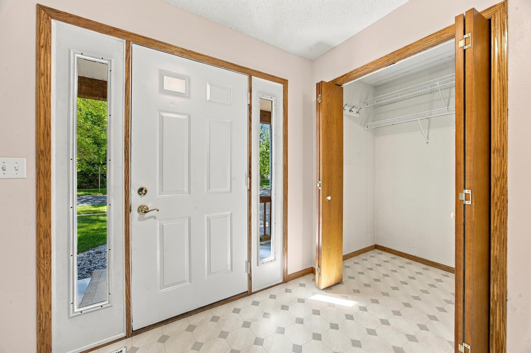 1993 single family home for sale at 1014 Sommerset Drive in West Fargo, ND — 5 bed, 3 bath (photo 16 of 36)
