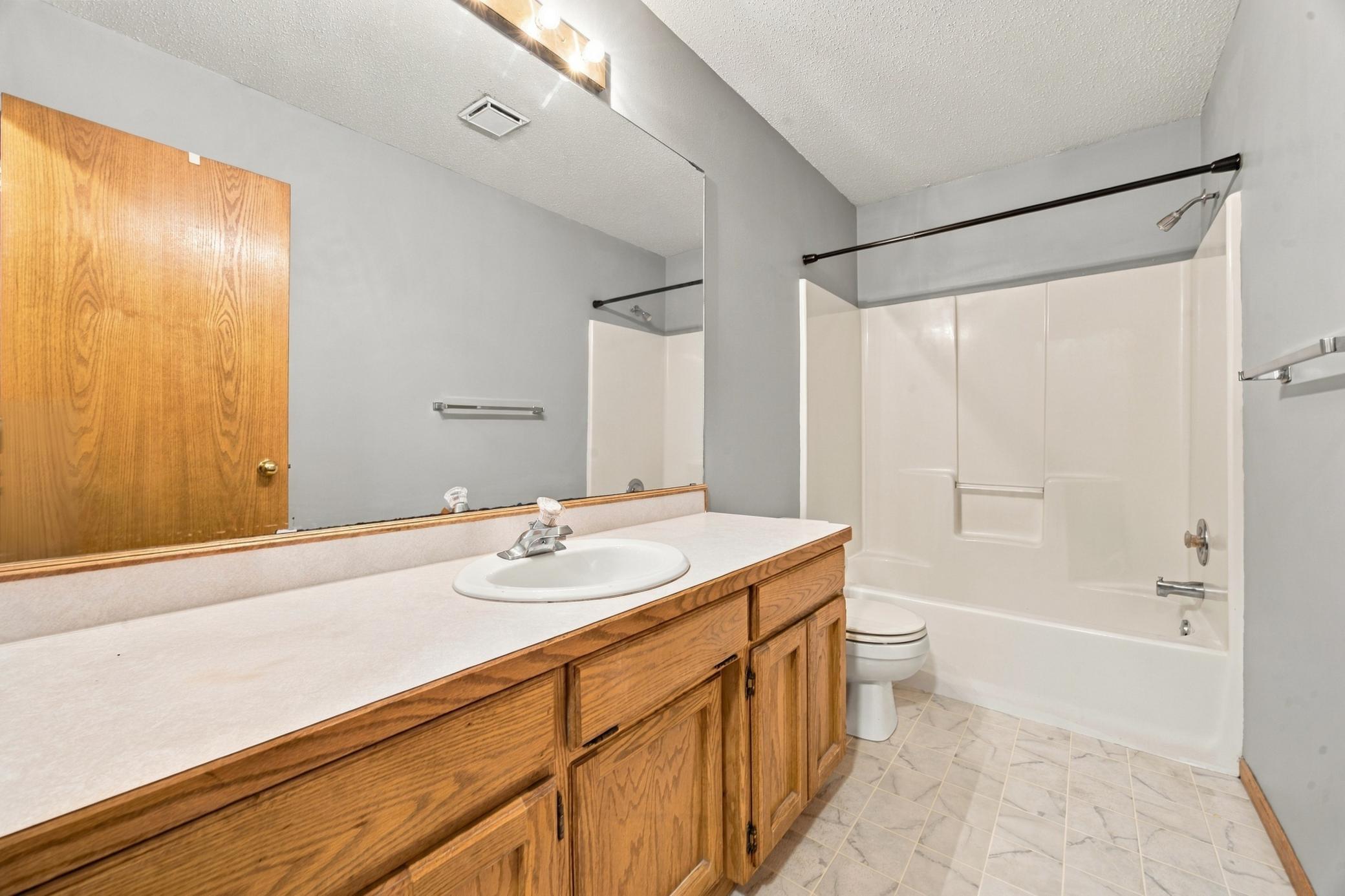 1993 single family home for sale at 1014 Sommerset Drive in West Fargo, ND — 5 bed, 3 bath (photo 18 of 36)
