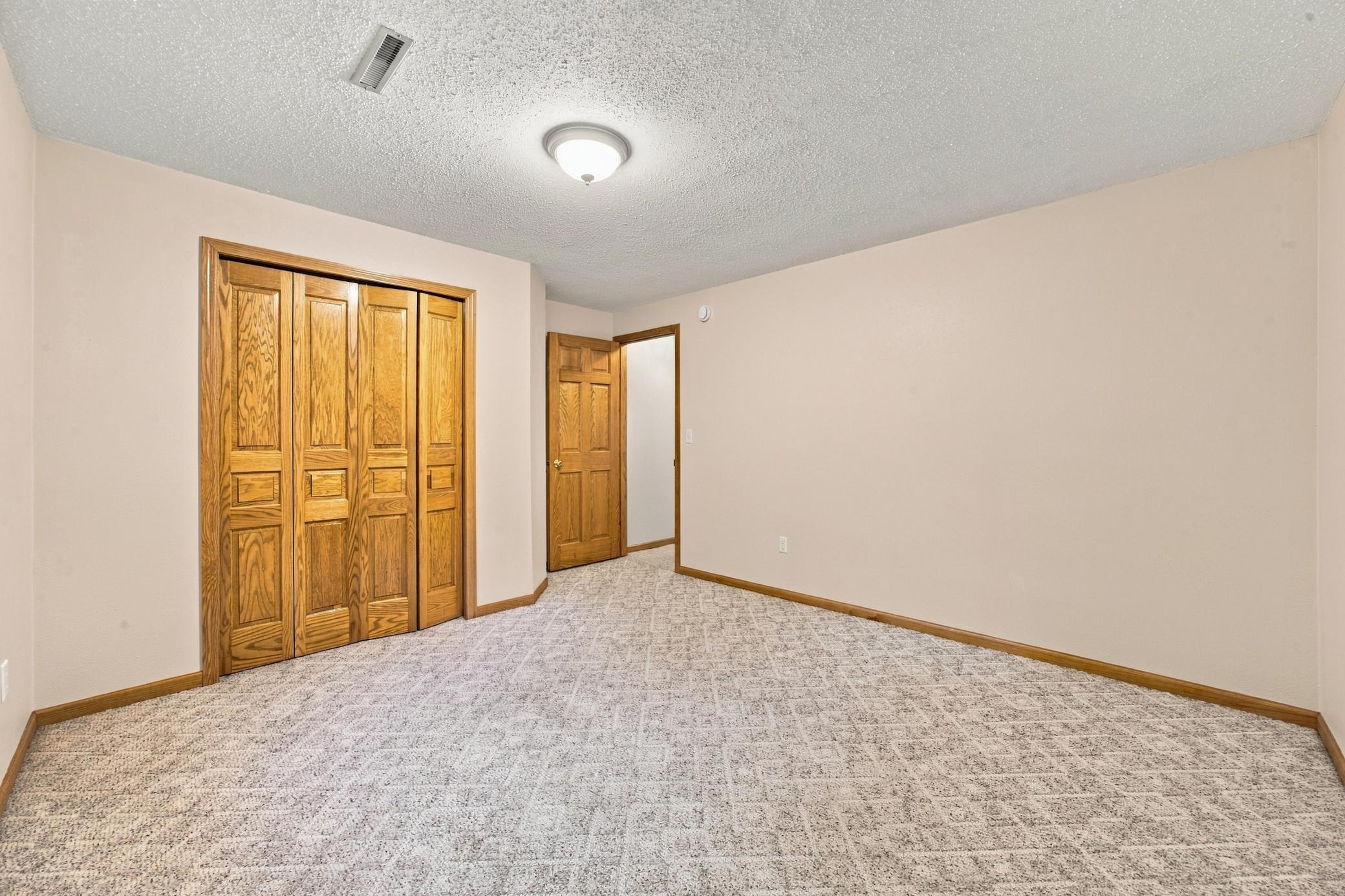 1993 single family home for sale at 1014 Sommerset Drive in West Fargo, ND — 5 bed, 3 bath (photo 19 of 36)