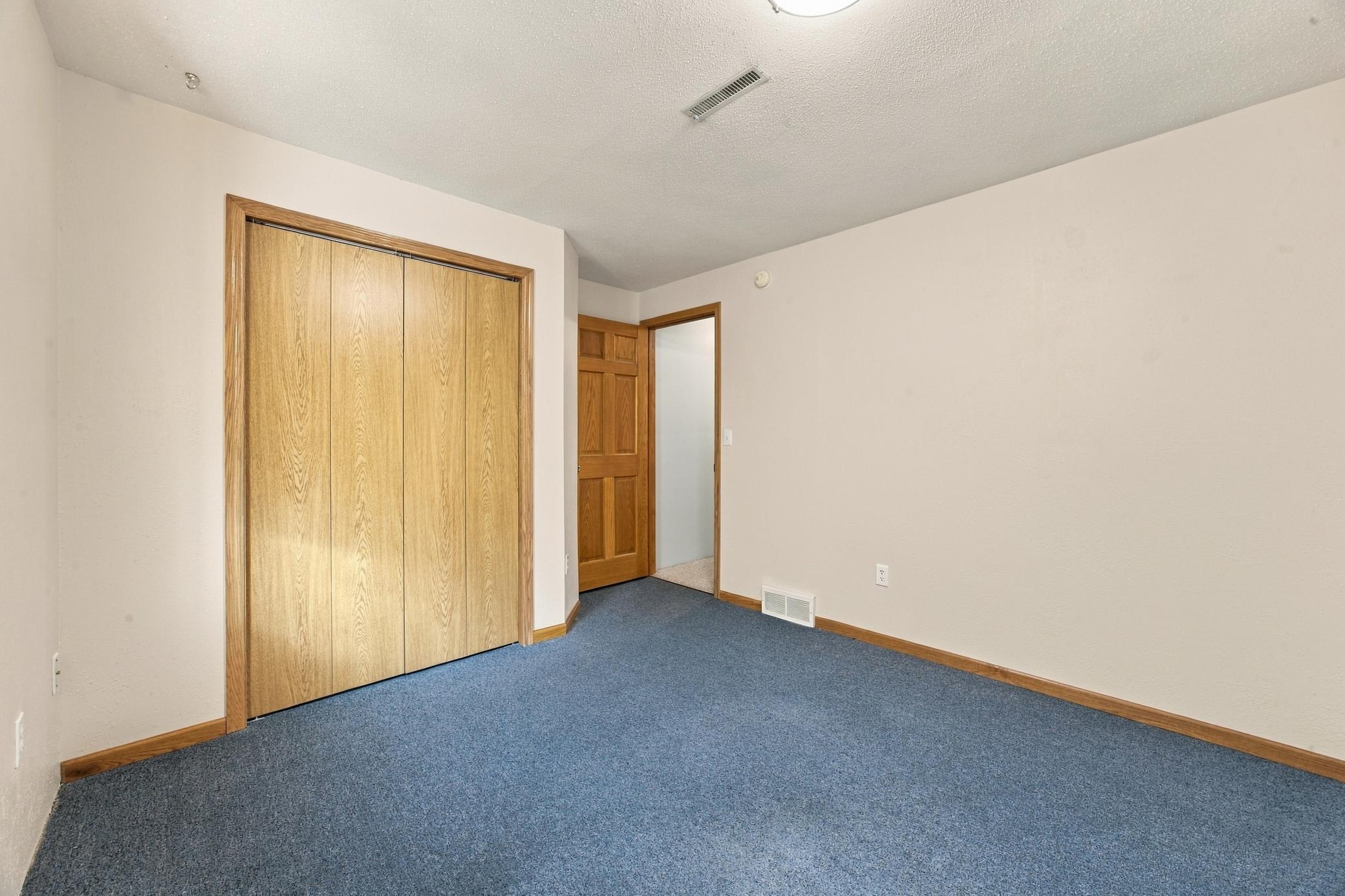 1993 single family home for sale at 1014 Sommerset Drive in West Fargo, ND — 5 bed, 3 bath (photo 20 of 36)