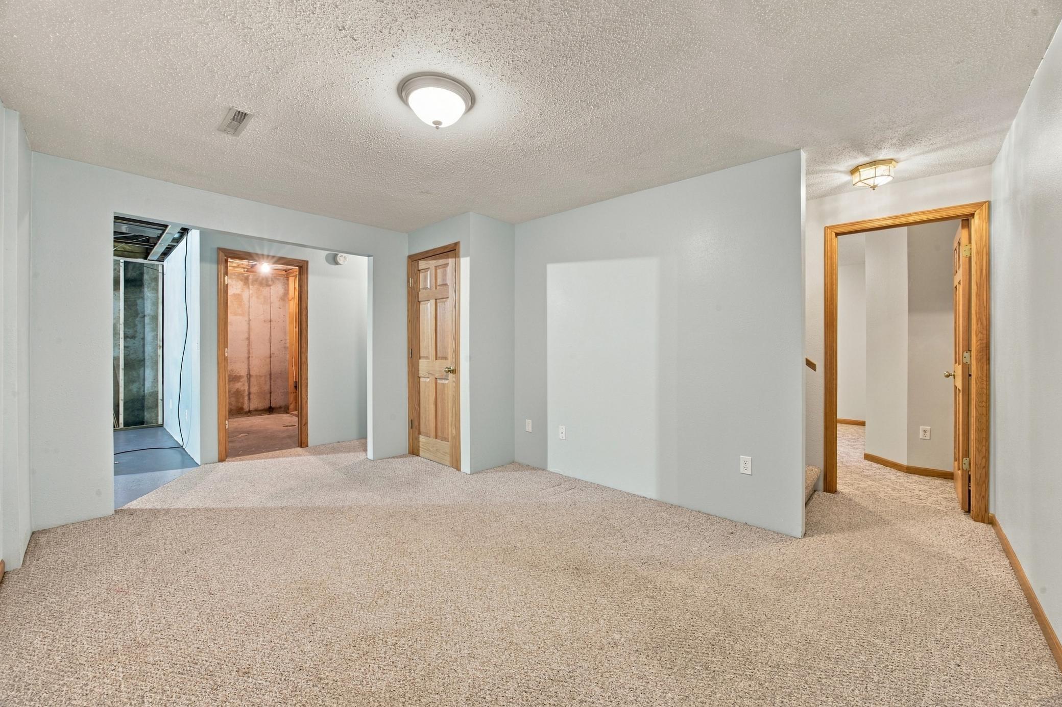 1993 single family home for sale at 1014 Sommerset Drive in West Fargo, ND — 5 bed, 3 bath (photo 21 of 36)