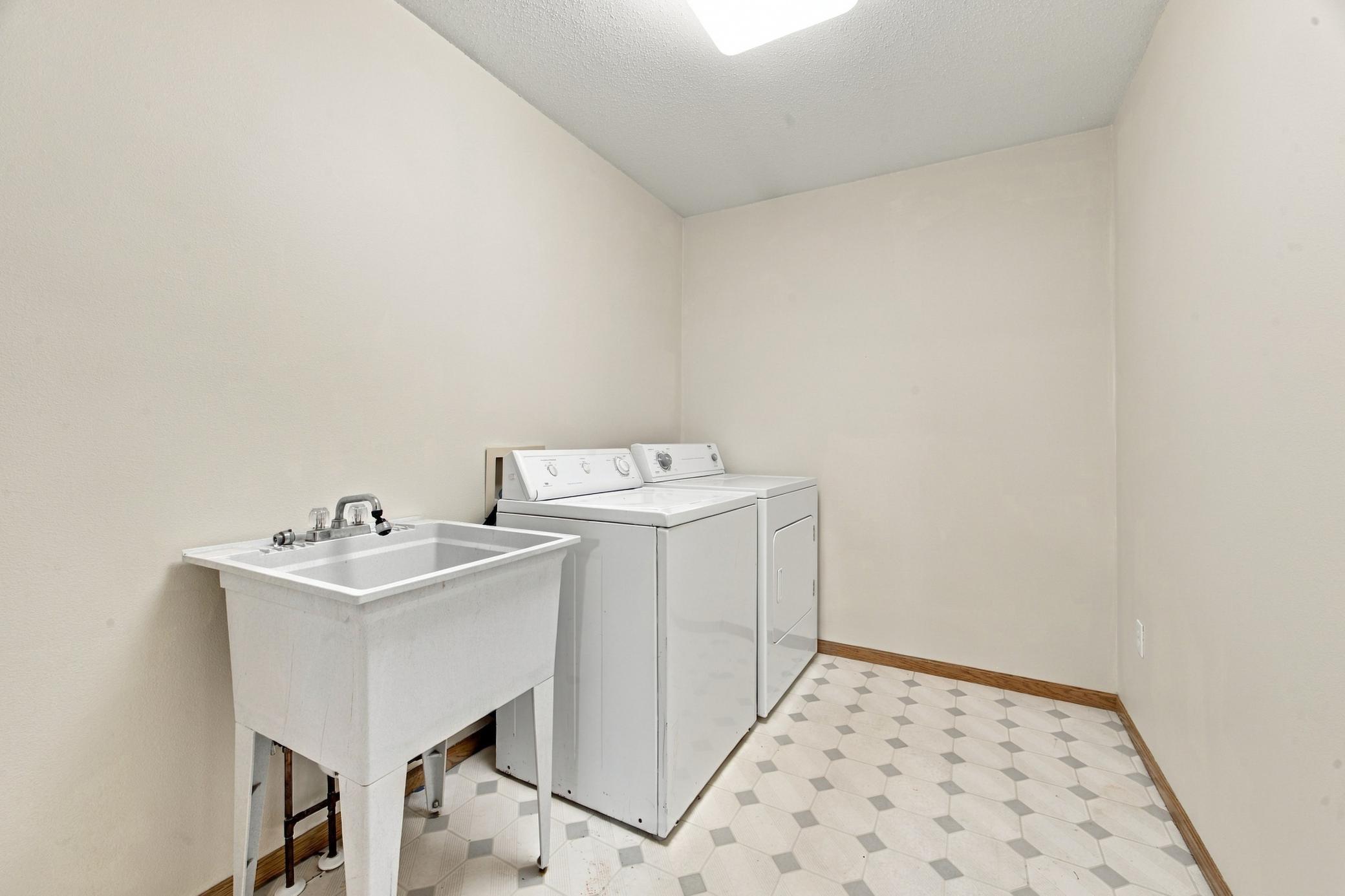 1993 single family home for sale at 1014 Sommerset Drive in West Fargo, ND — 5 bed, 3 bath (photo 22 of 36)