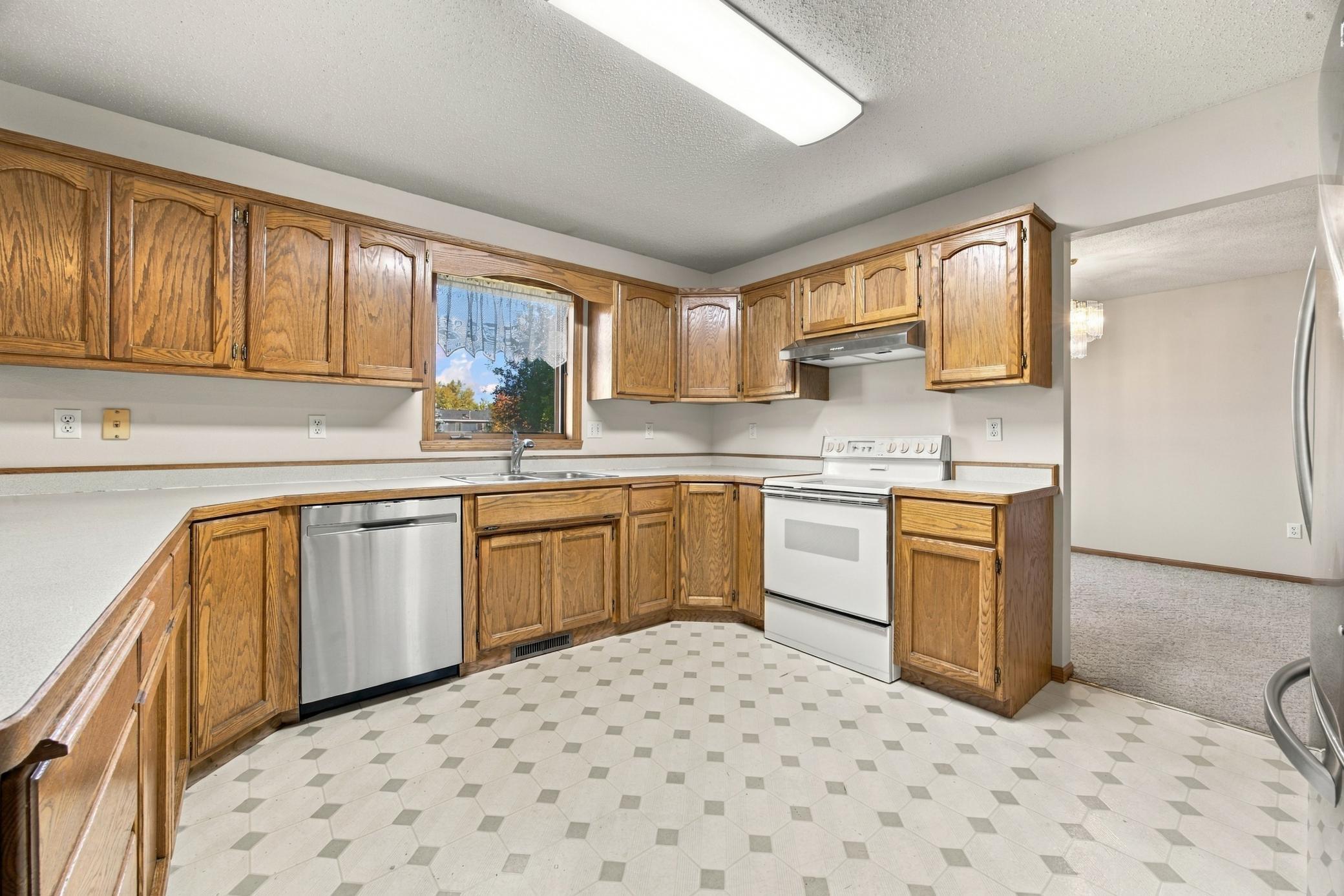 1993 single family home for sale at 1014 Sommerset Drive in West Fargo, ND — 5 bed, 3 bath (photo 4 of 36)