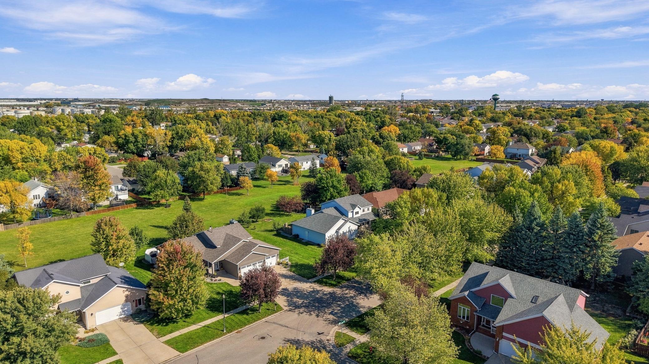 1993 single family home for sale at 1014 Sommerset Drive in West Fargo, ND — 5 bed, 3 bath (photo 31 of 36)