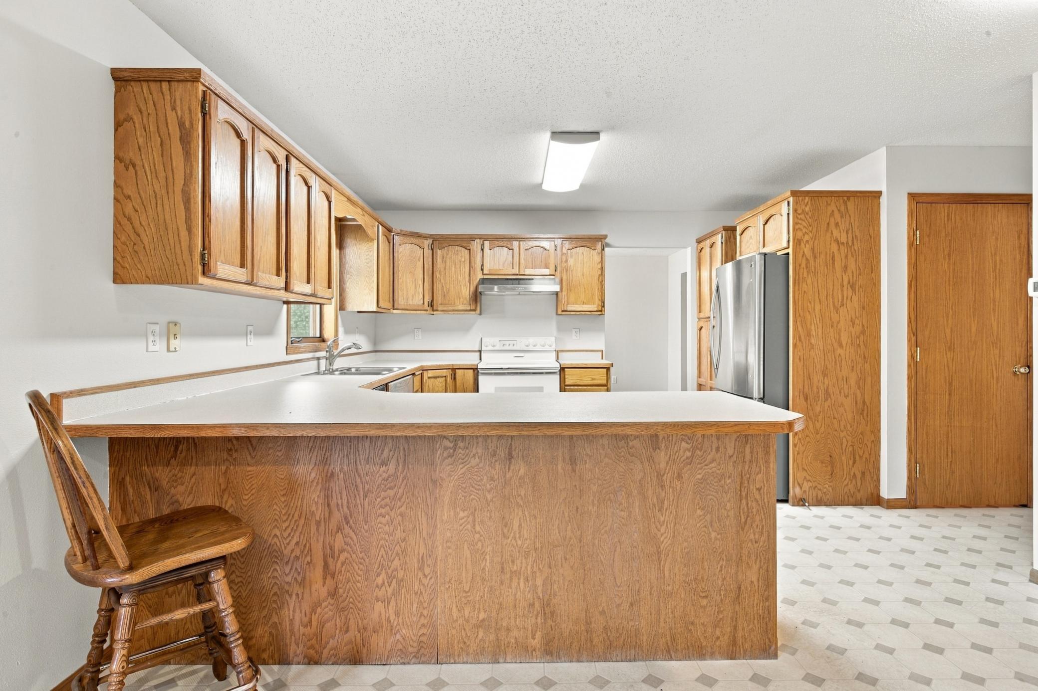 1993 single family home for sale at 1014 Sommerset Drive in West Fargo, ND — 5 bed, 3 bath (photo 5 of 36)