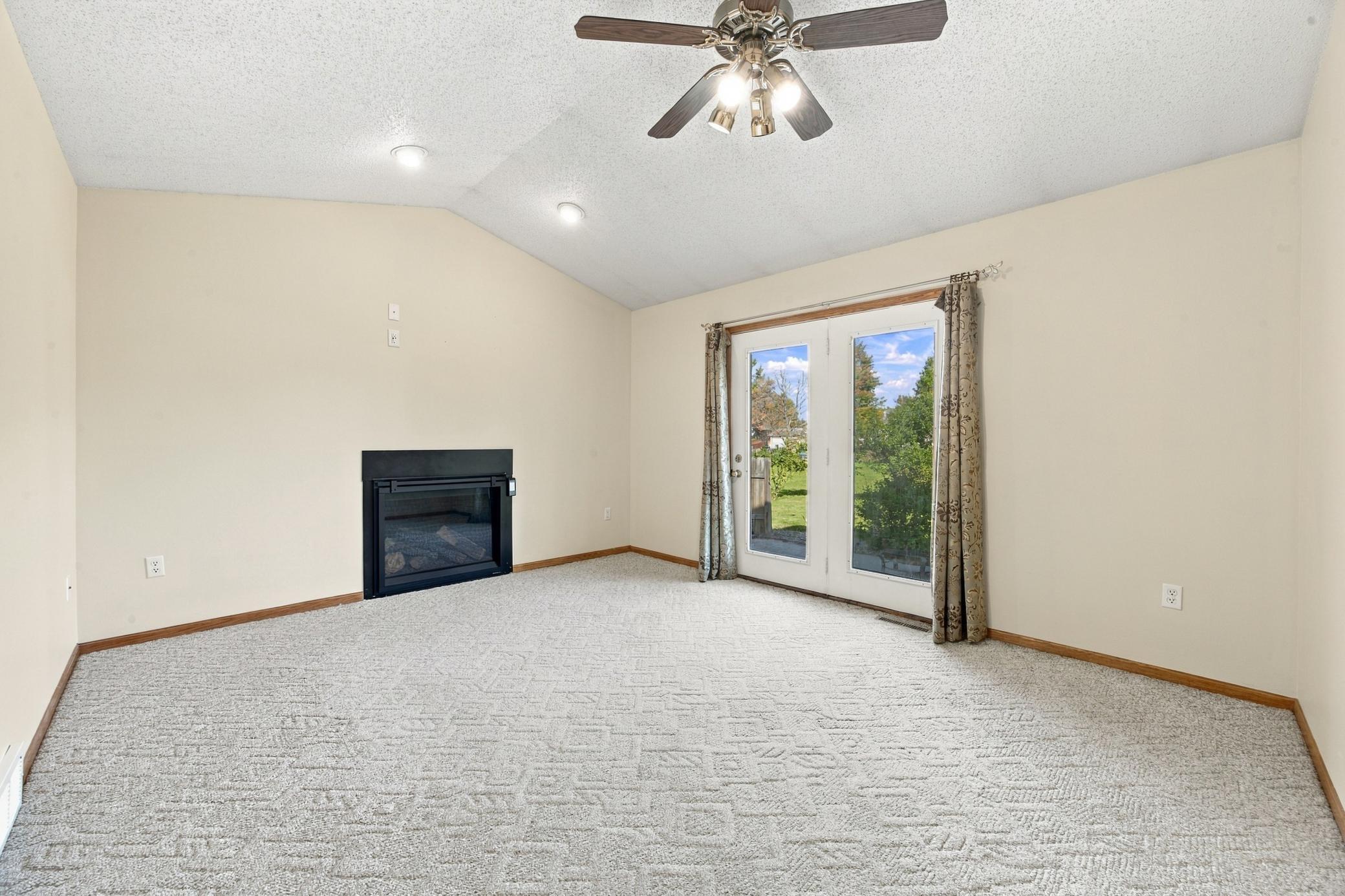 1993 single family home for sale at 1014 Sommerset Drive in West Fargo, ND — 5 bed, 3 bath (photo 6 of 36)