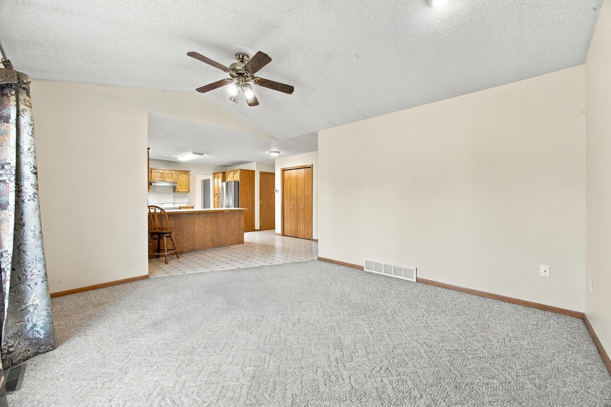 1993 single family home for sale at 1014 Sommerset Drive in West Fargo, ND — 5 bed, 3 bath (photo 7 of 36)