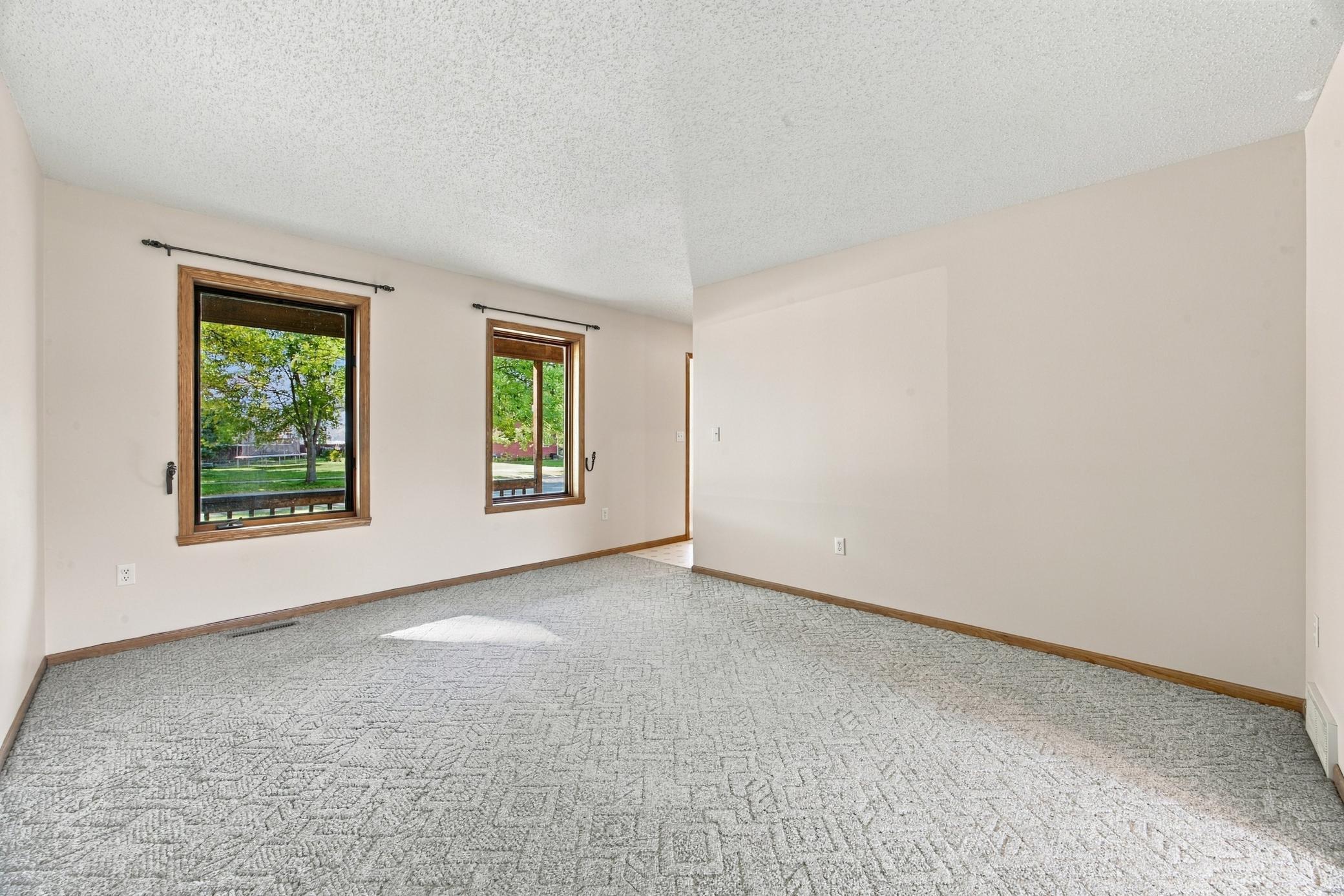 1993 single family home for sale at 1014 Sommerset Drive in West Fargo, ND — 5 bed, 3 bath (photo 8 of 36)