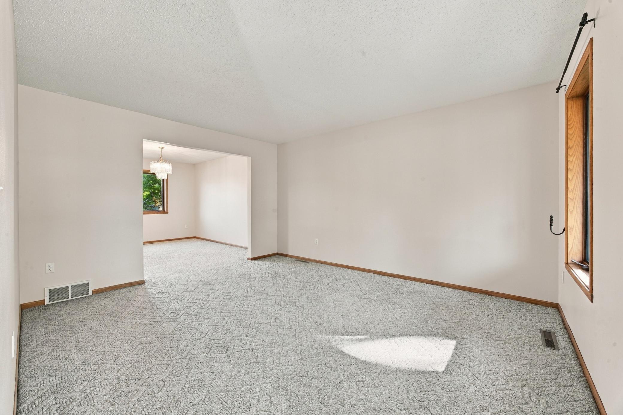 1993 single family home for sale at 1014 Sommerset Drive in West Fargo, ND — 5 bed, 3 bath (photo 9 of 36)