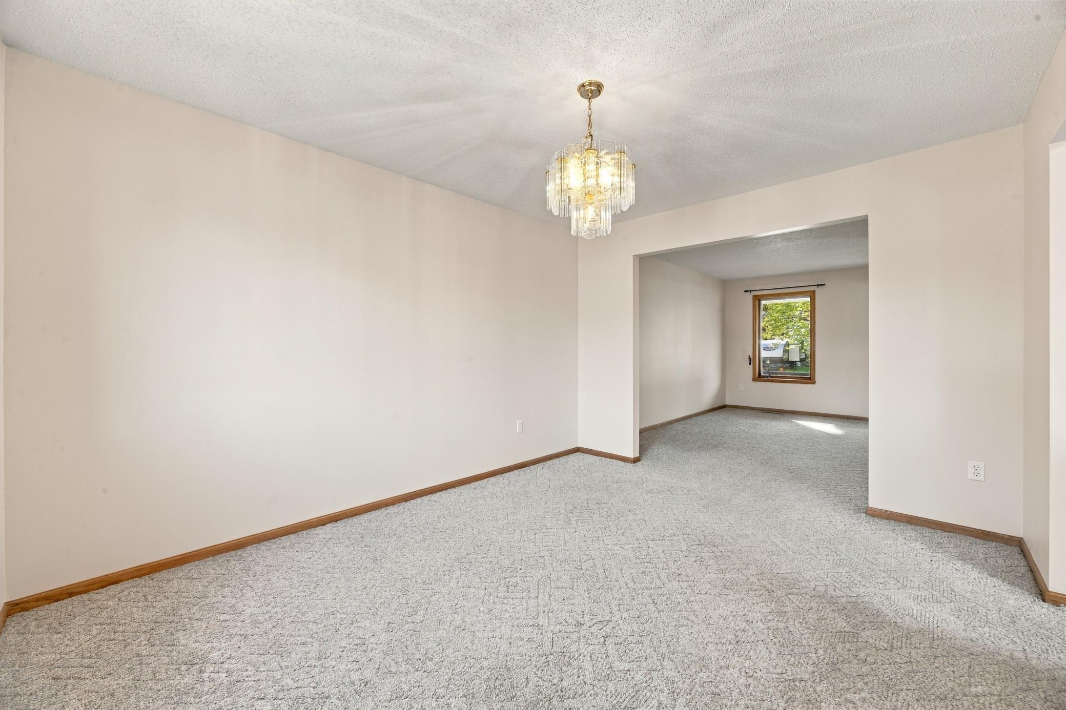 1993 single family home for sale at 1014 Sommerset Drive in West Fargo, ND — 5 bed, 3 bath (photo 10 of 36)