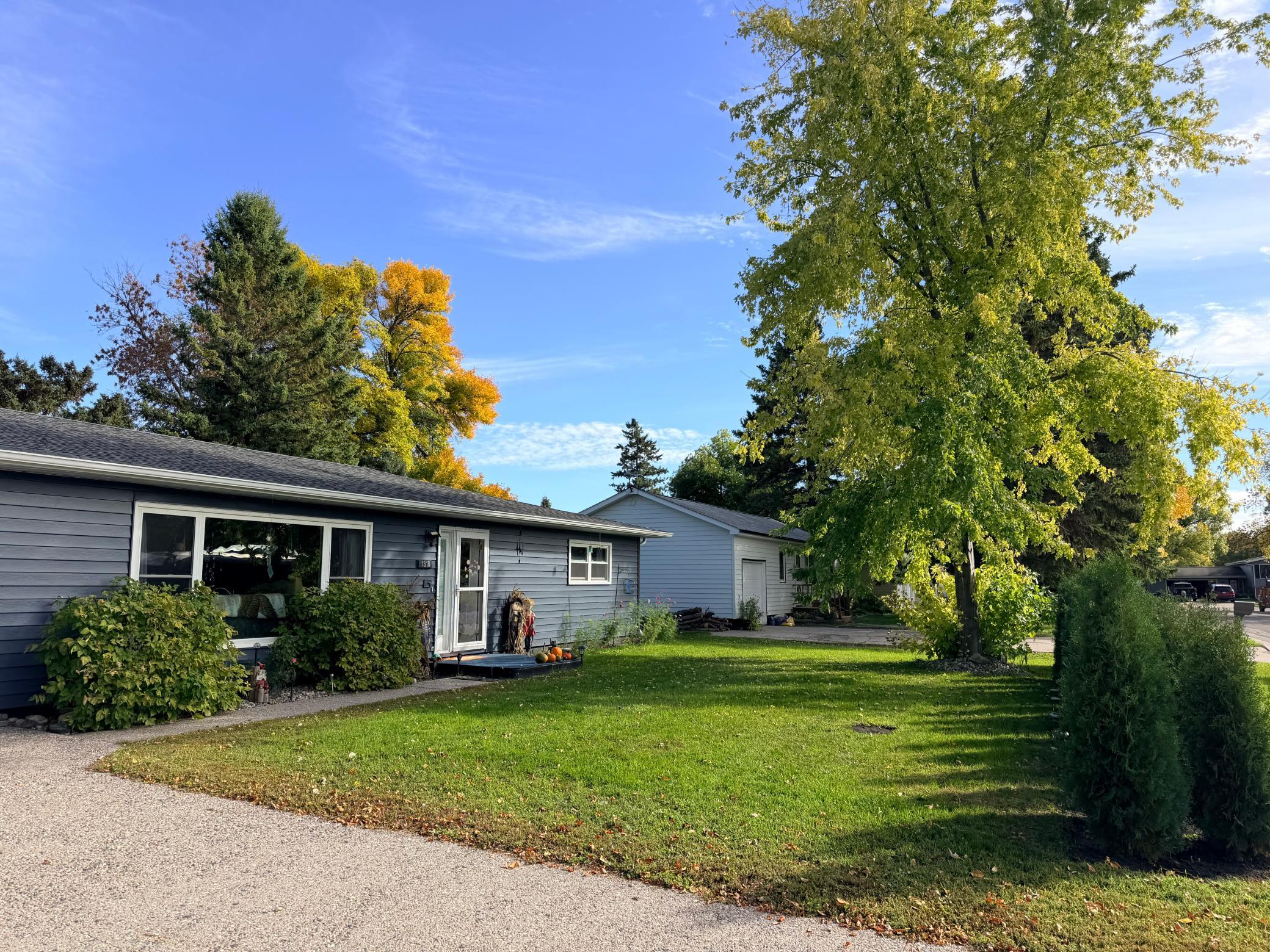 1969 single family home for sale at 1318 Sunny Street in Crookston, MN — 2 bed, 2 bath (photo 2 of 33)